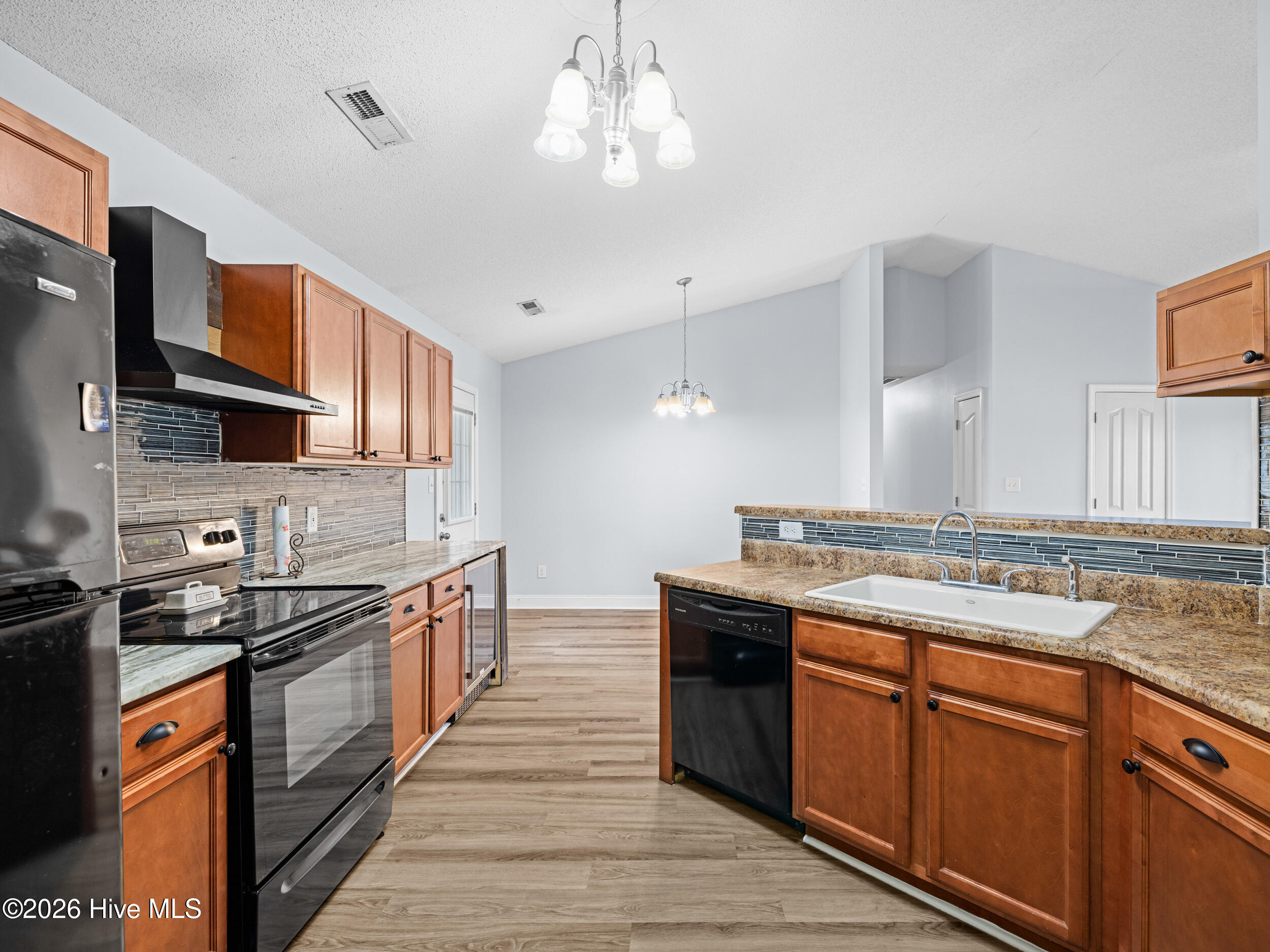 100565306 | Photo 16