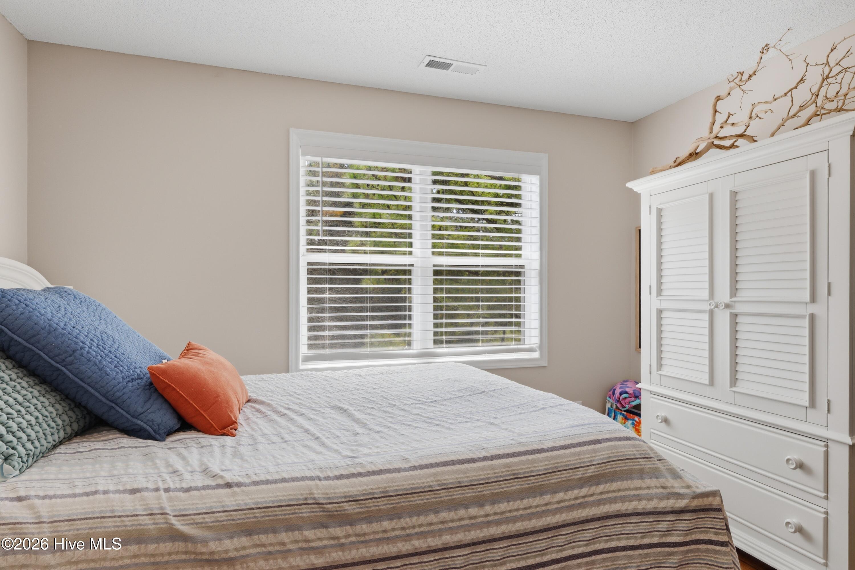 100561608 | Photo 24