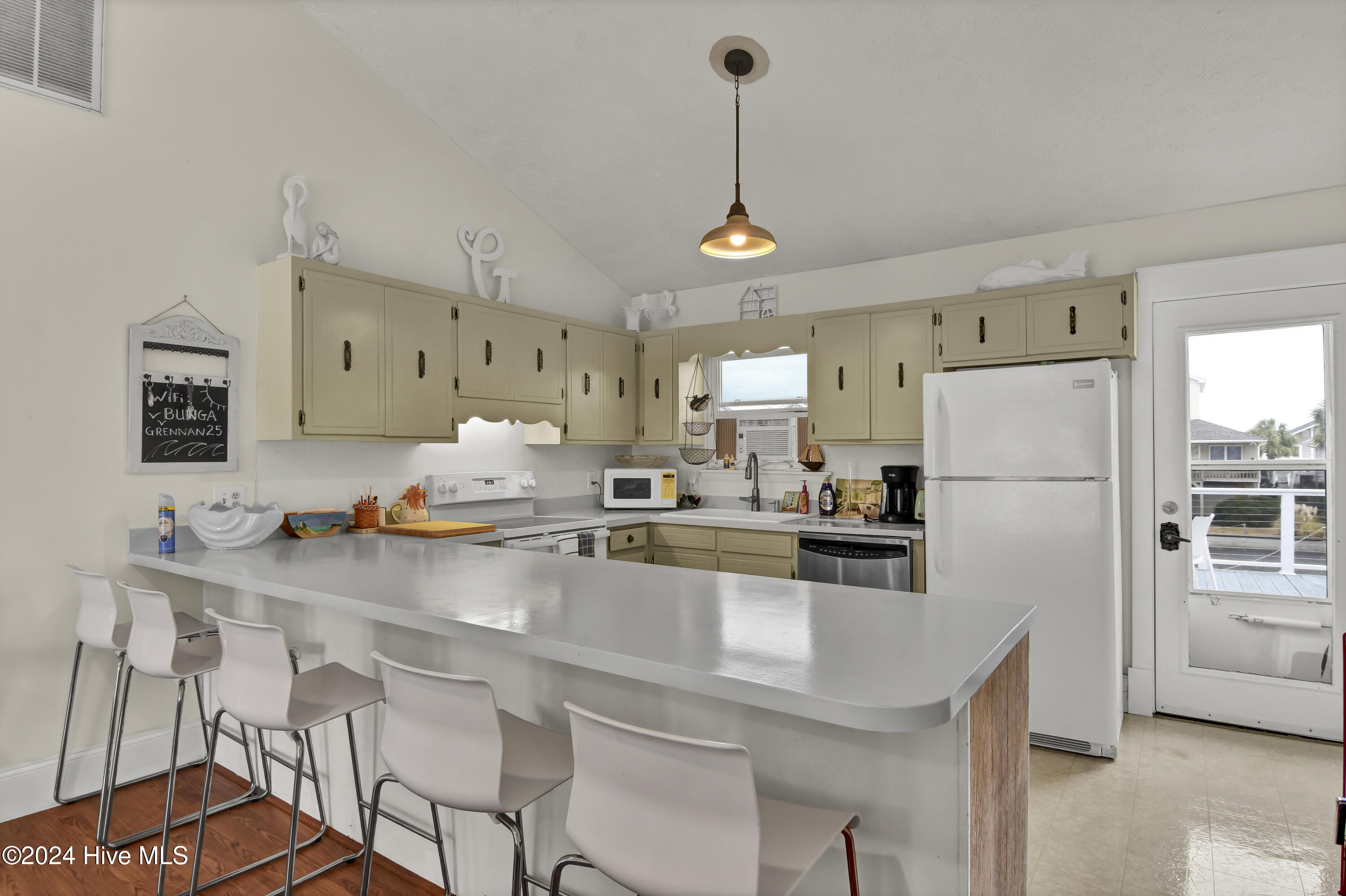 100512671 | Photo 14