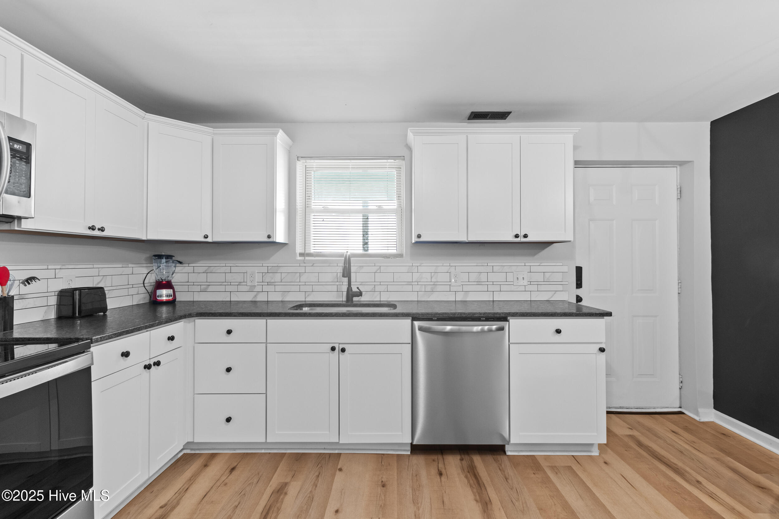 100534500 | Photo 41