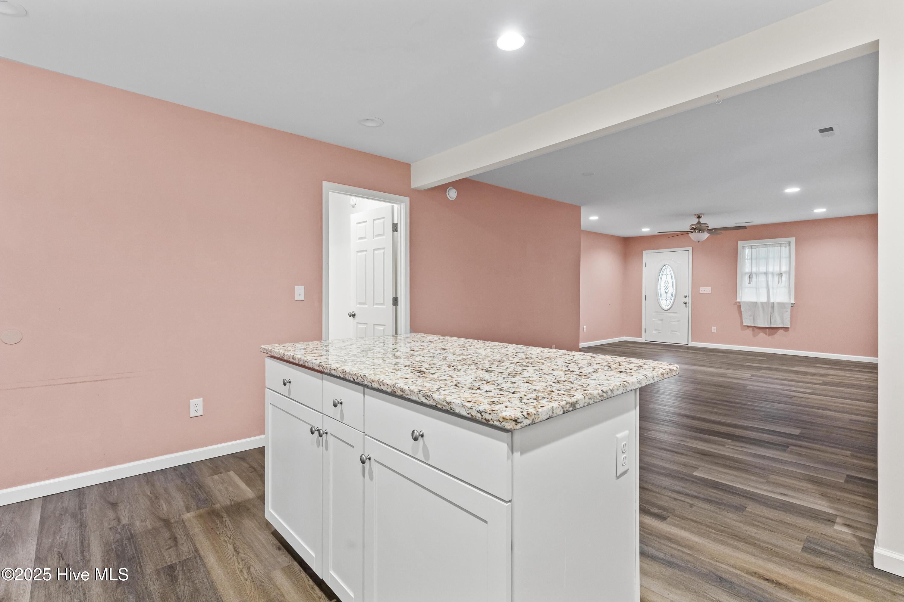 100548487 | Photo 12