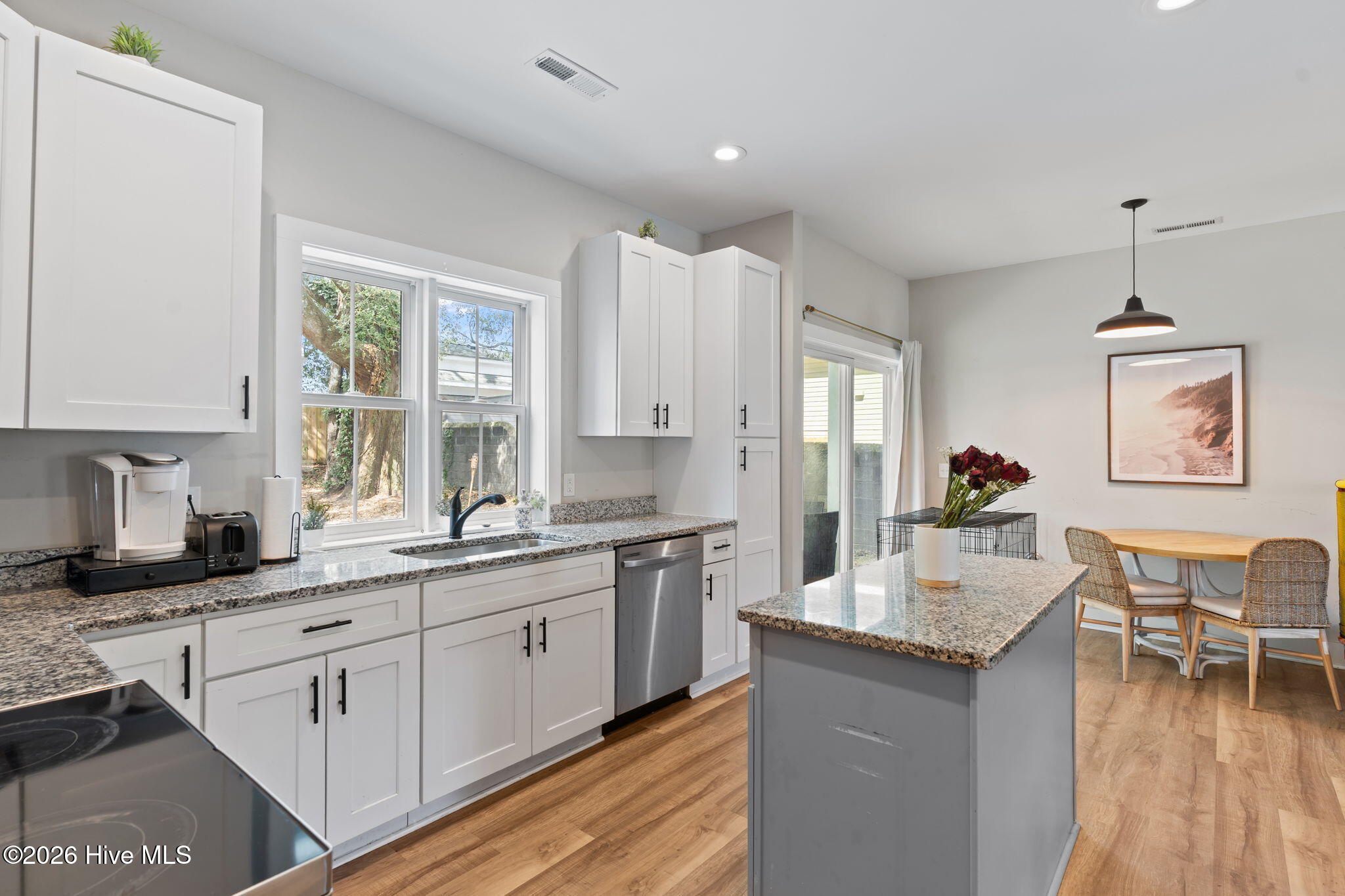 100556827 | Photo 16