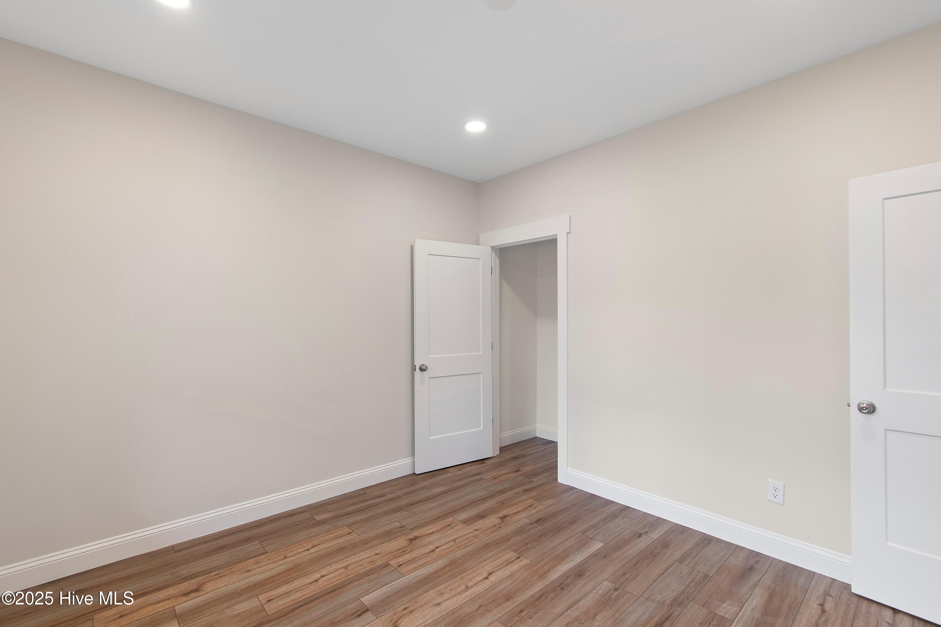 100517938 | Photo 15