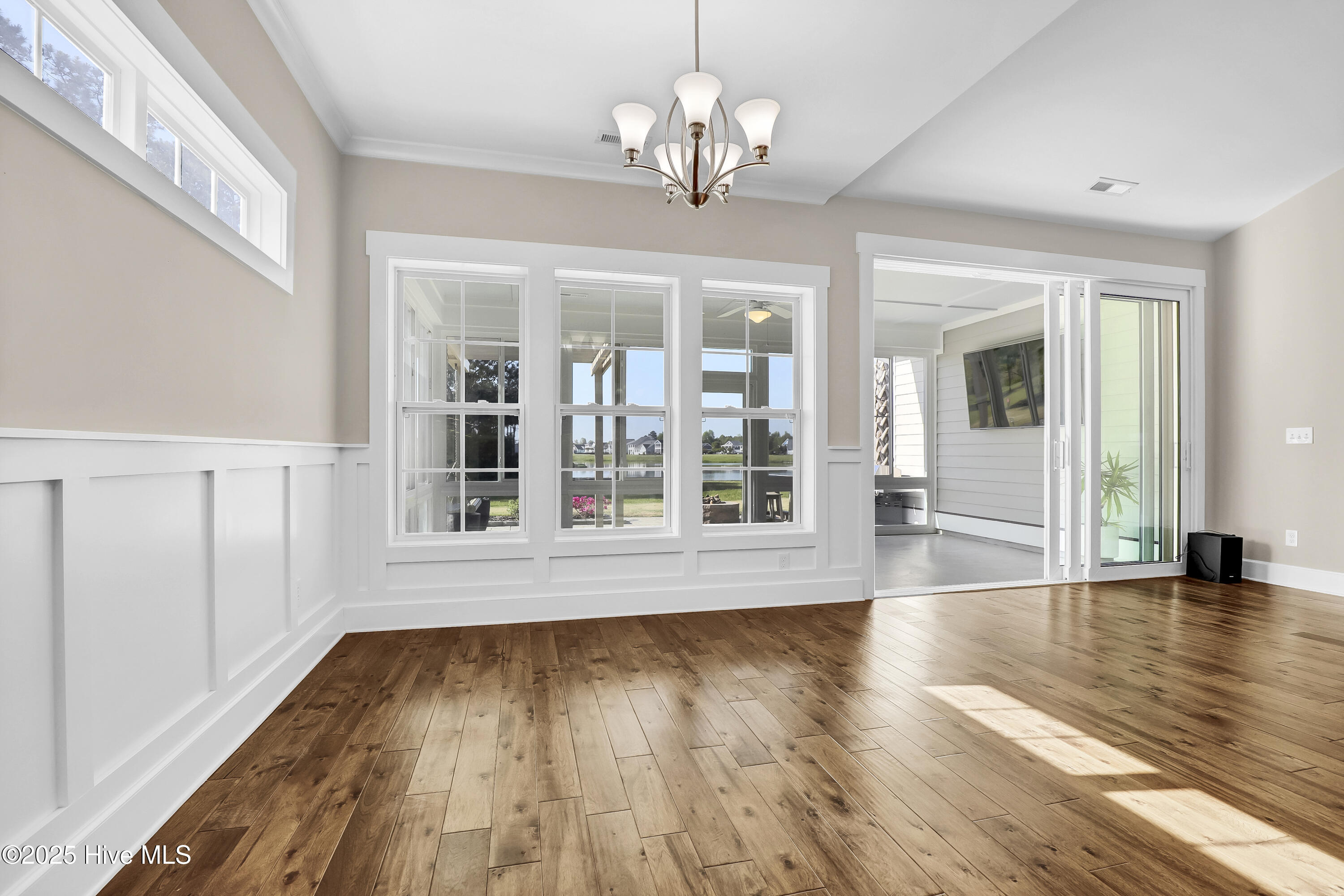 100565808 | Photo 16