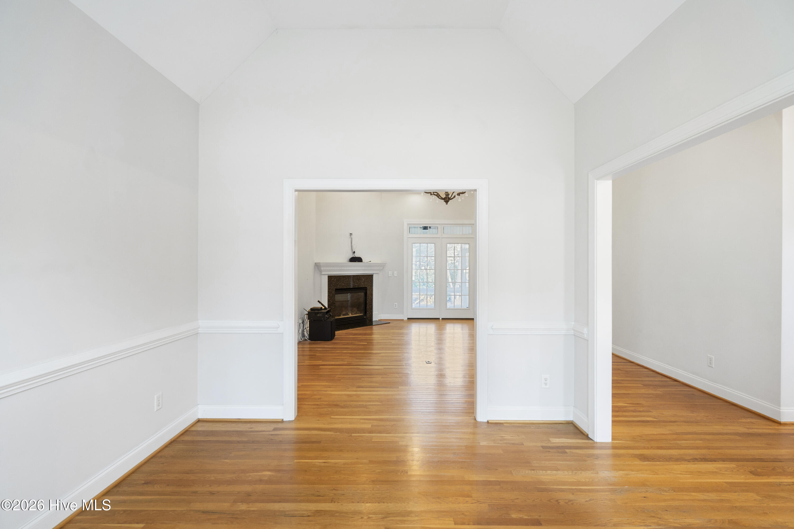 100550705 | Photo 11