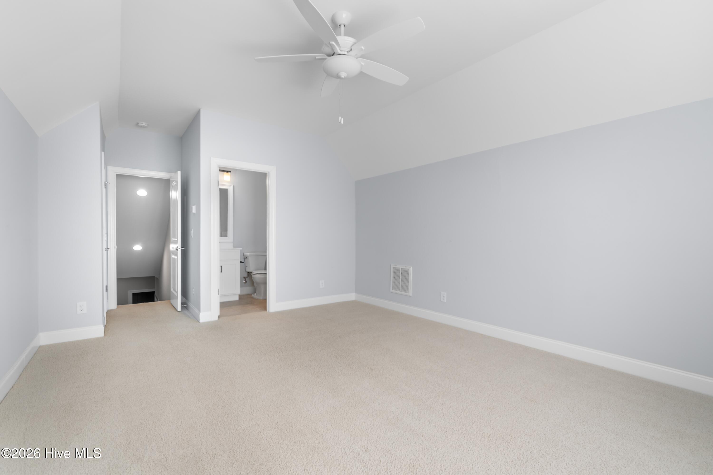 100549158 | Photo 30