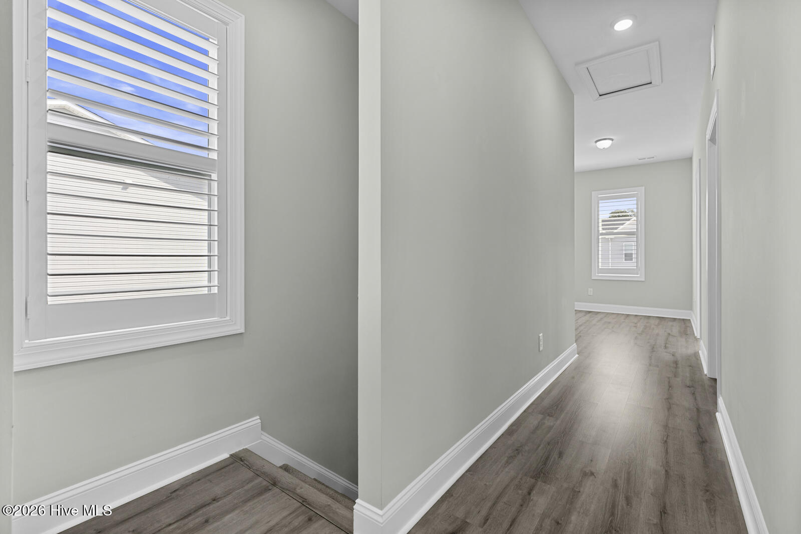 100560186 | Photo 14