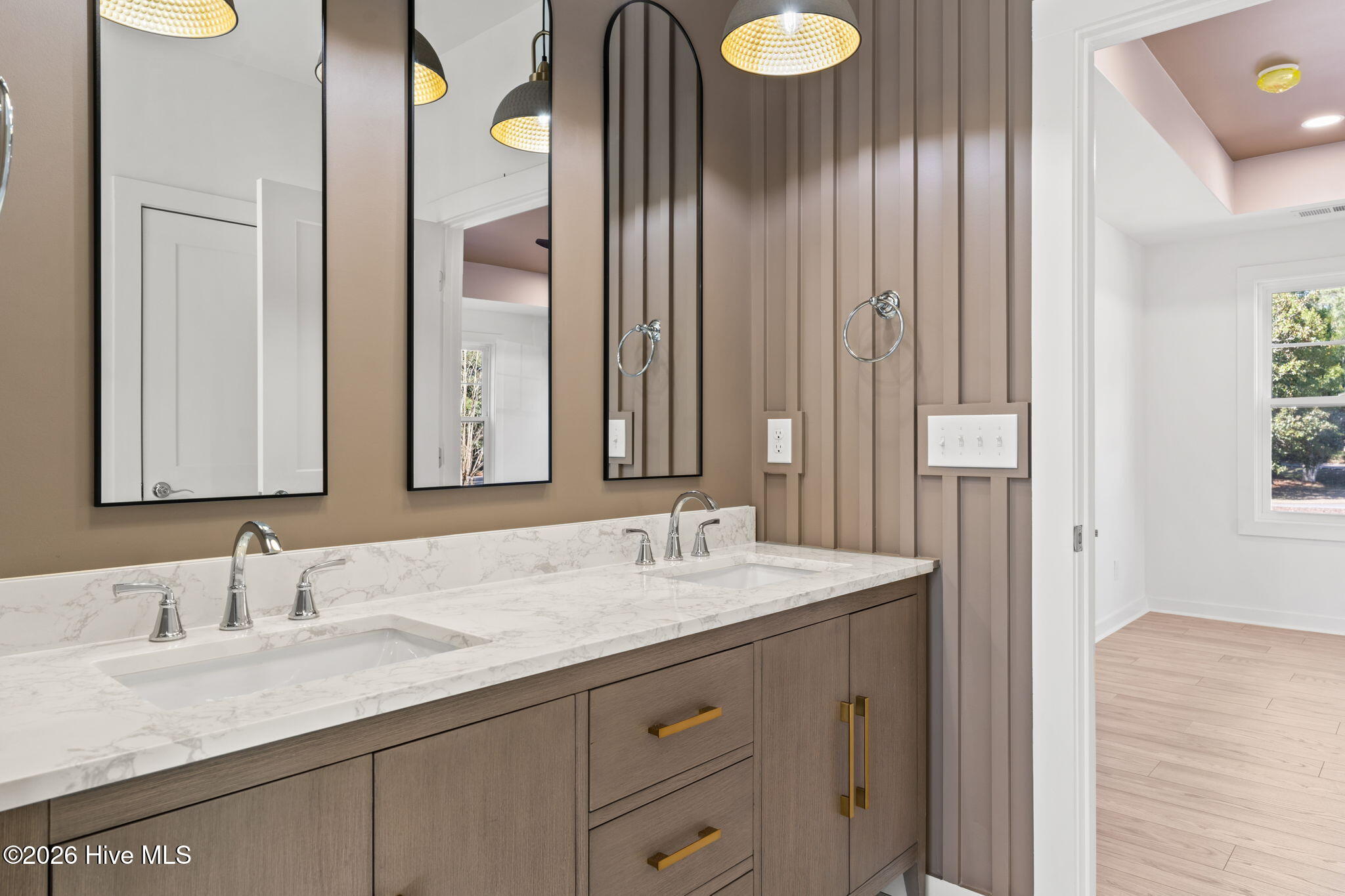 100559220 | Photo 25