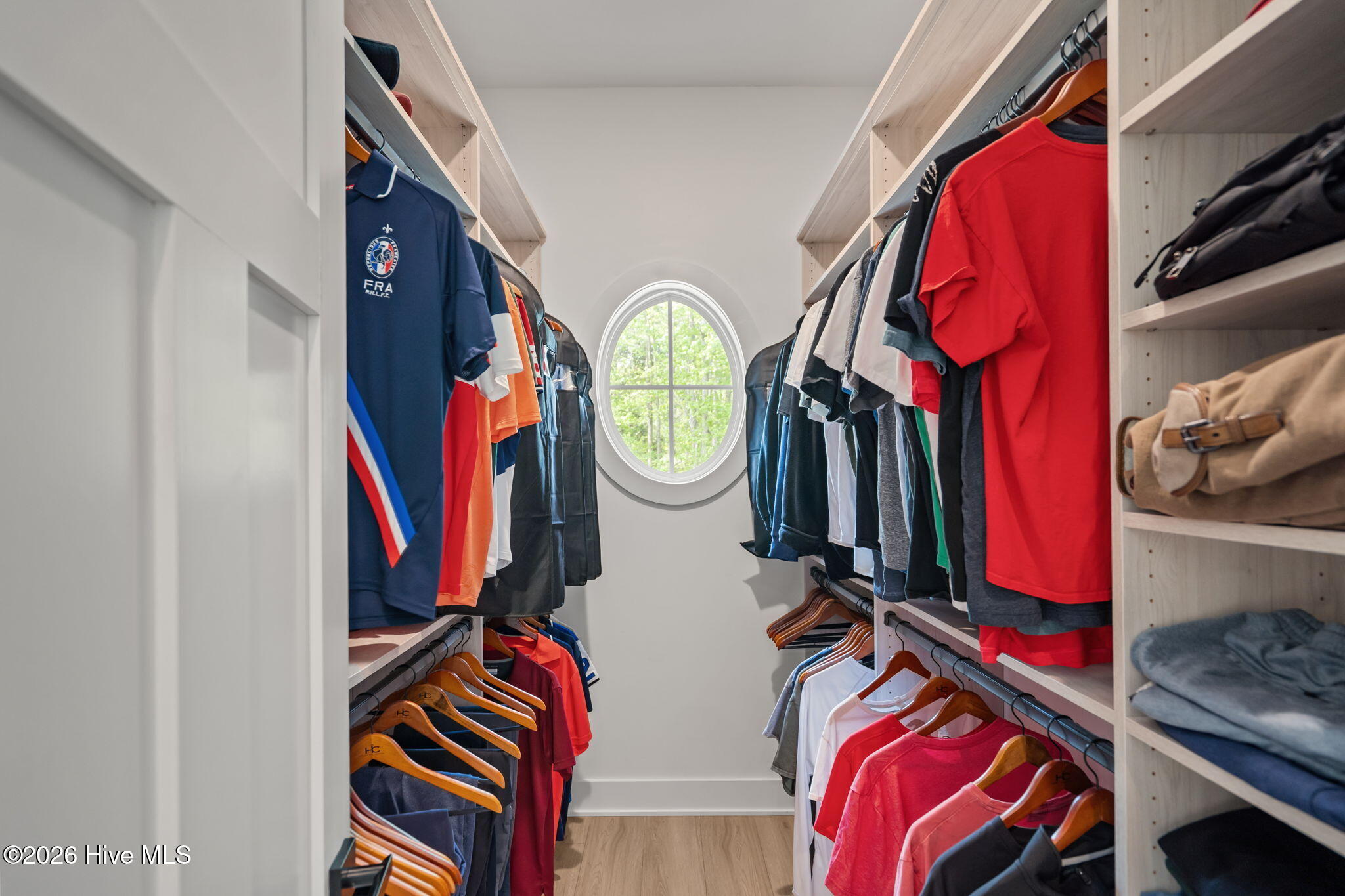 100566934 | Photo 42