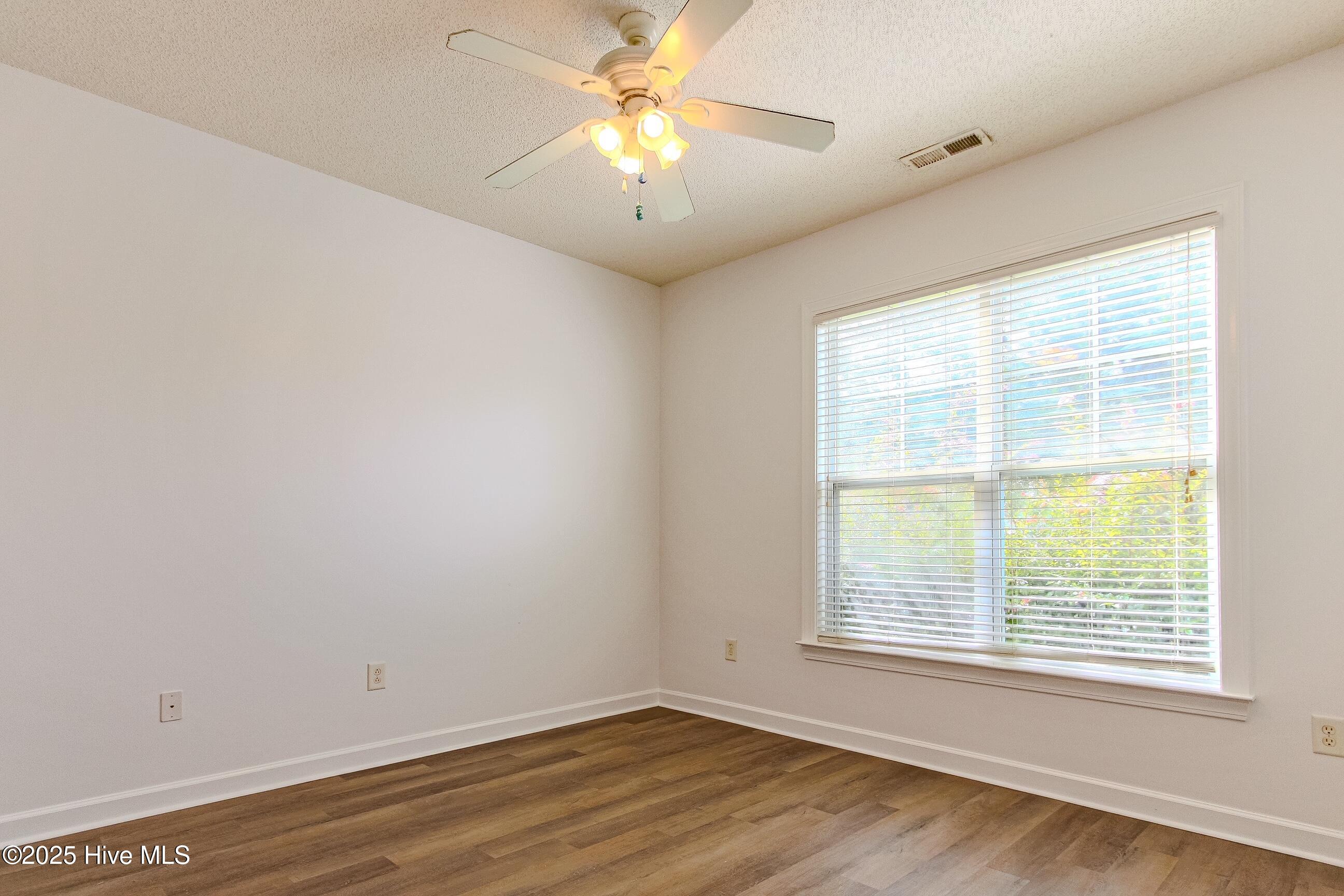 100525378 | Photo 40