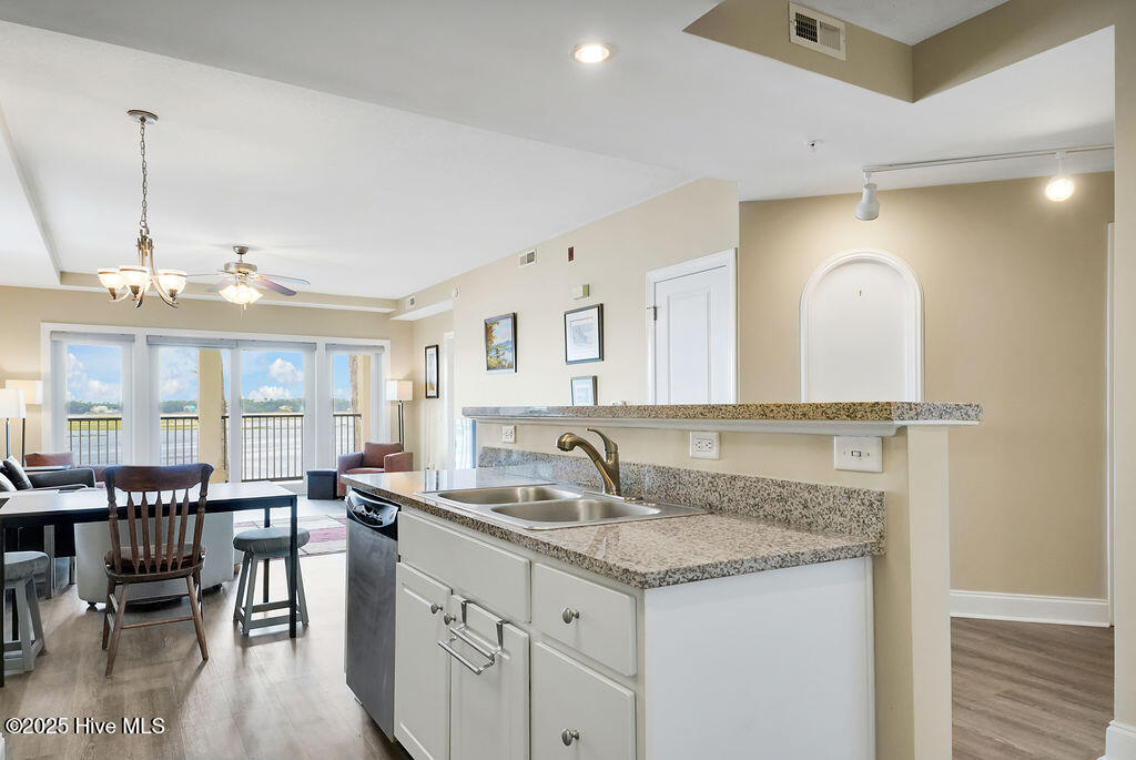 100531900 | Photo 12