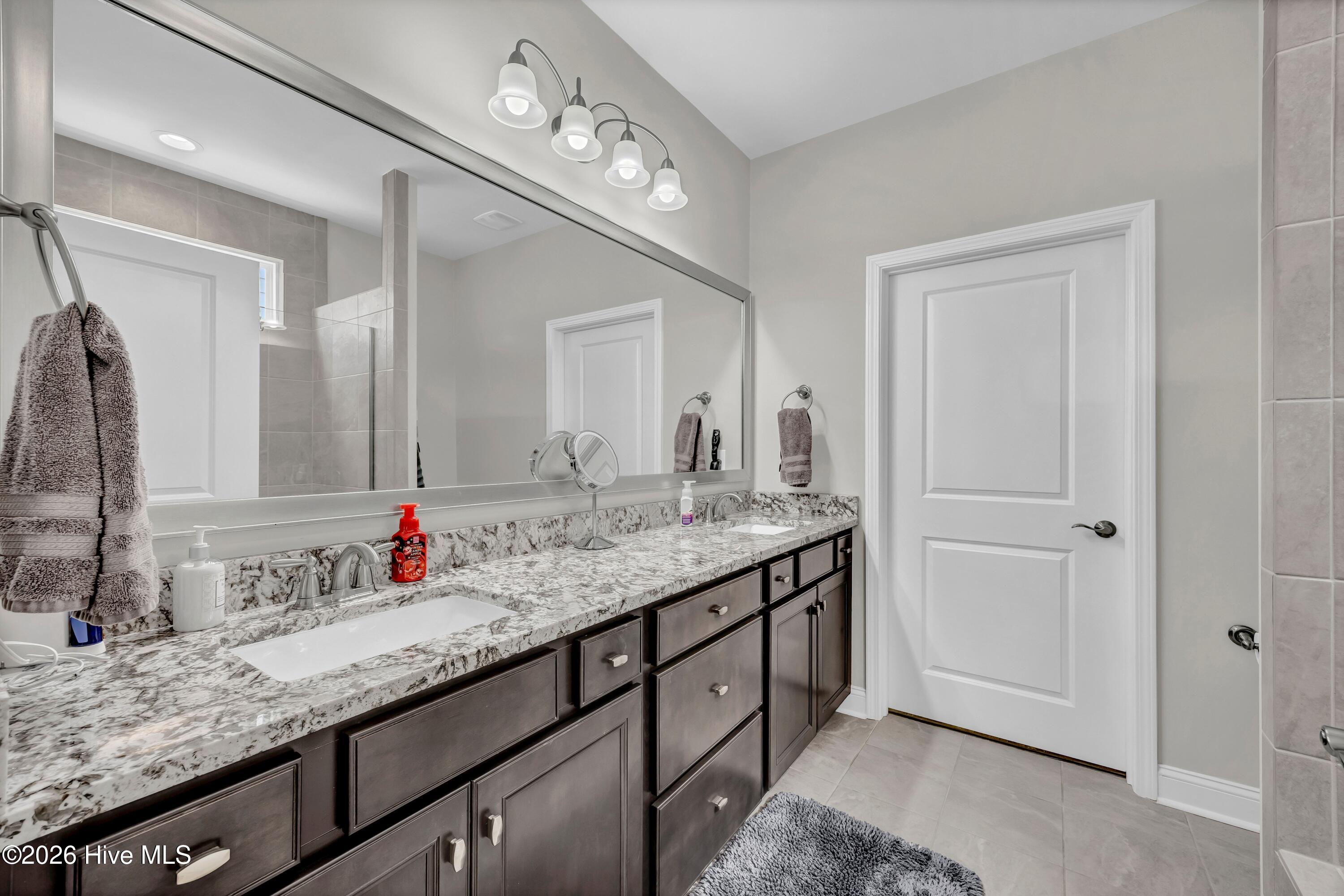 100561107 | Photo 14