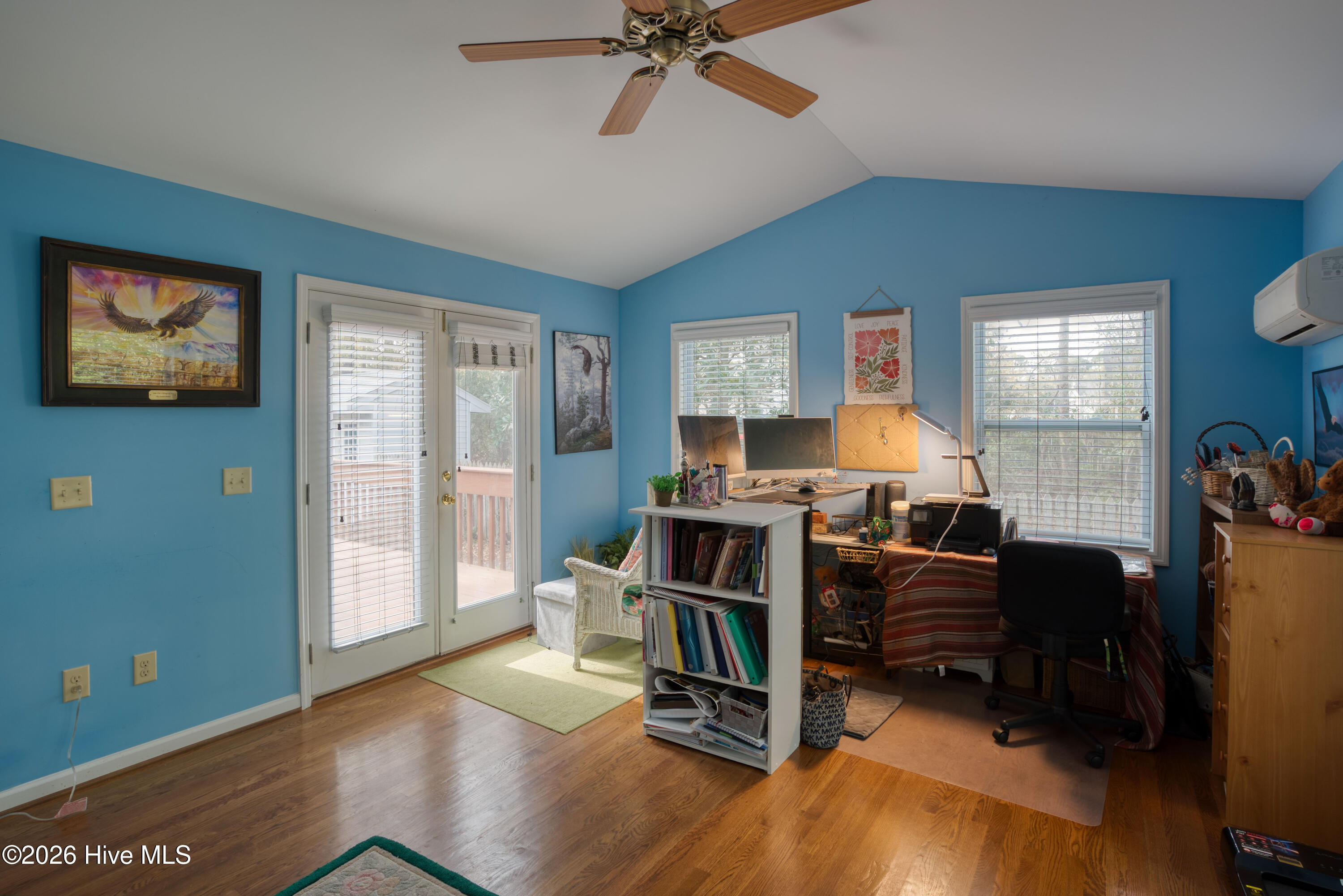 100562340 | Photo 22