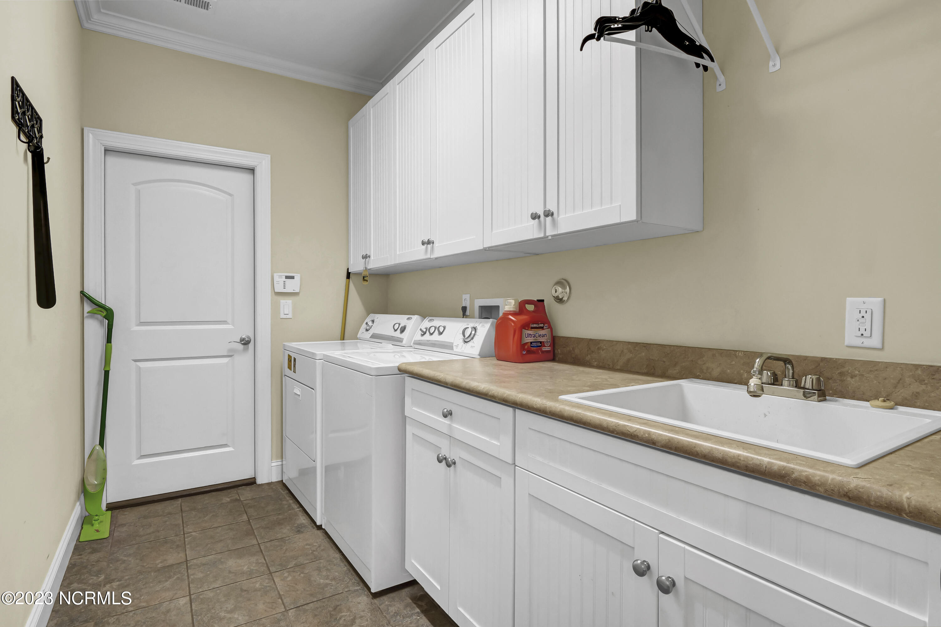 100555006 | Photo 11