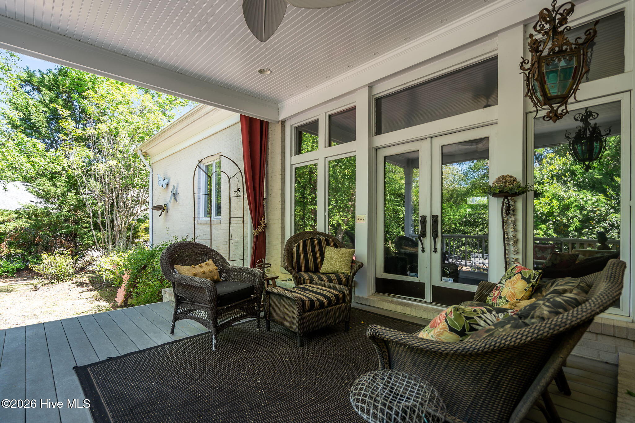 100570294 | Photo 46