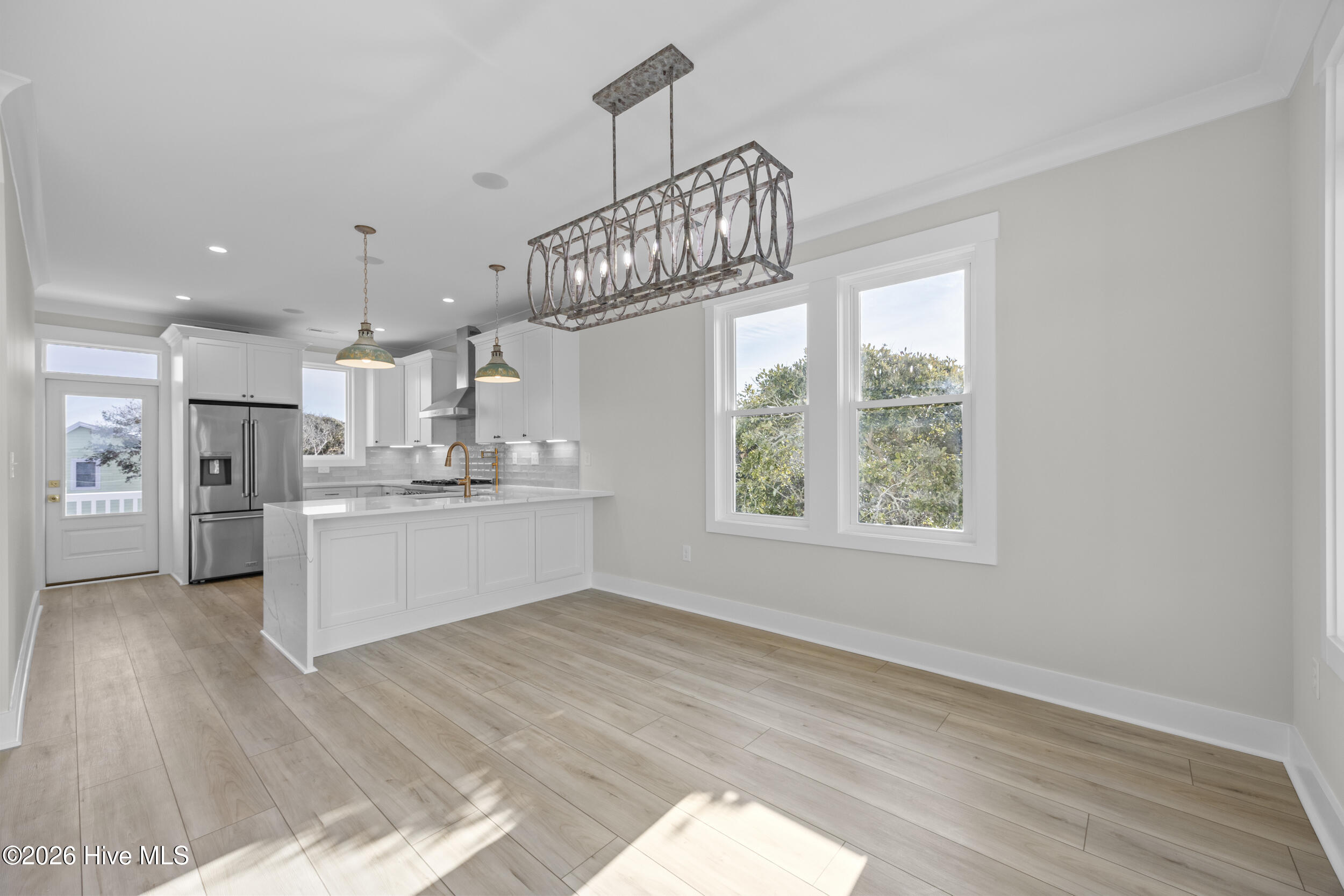 100543064 | Photo 41