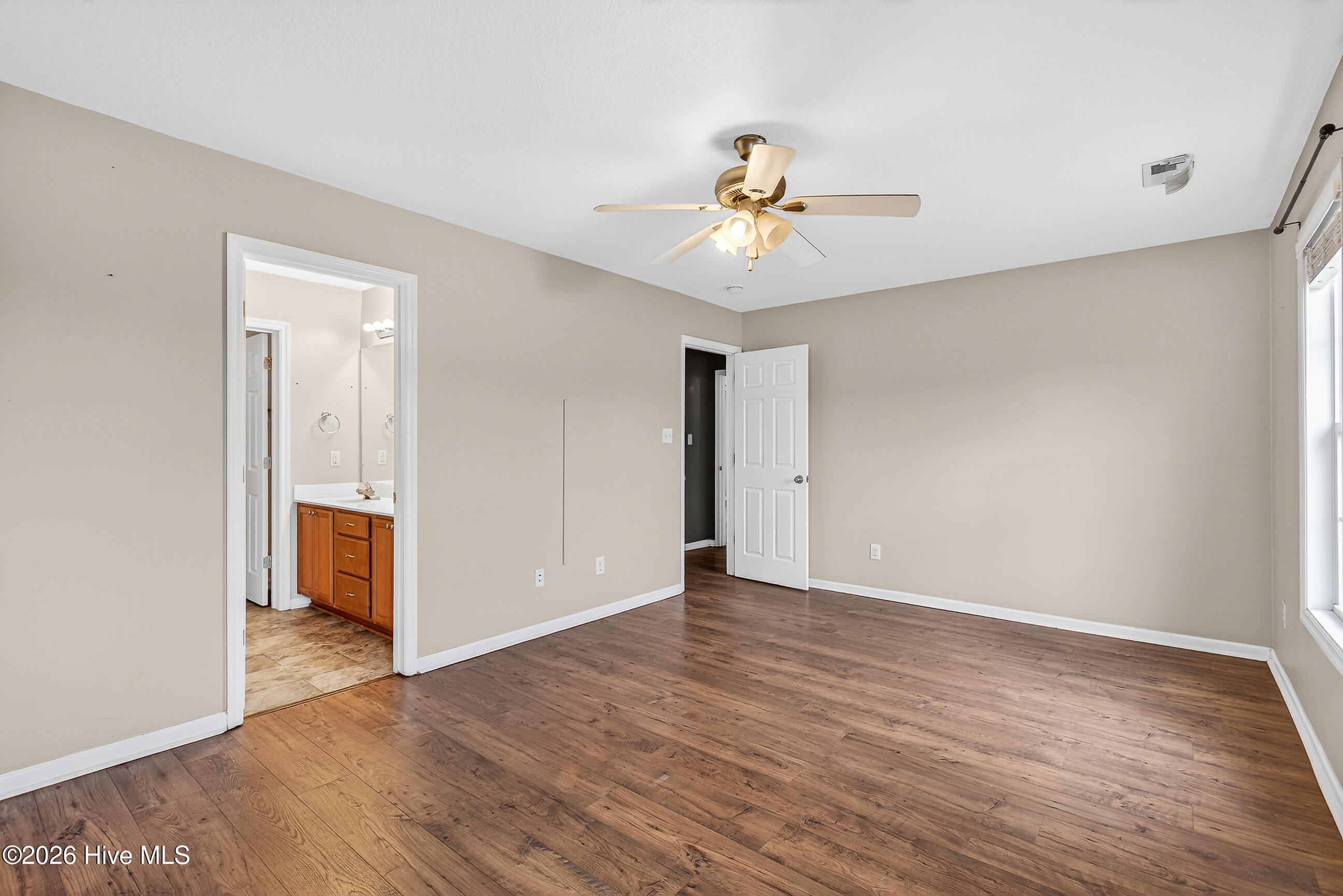 100563999 | Photo 15