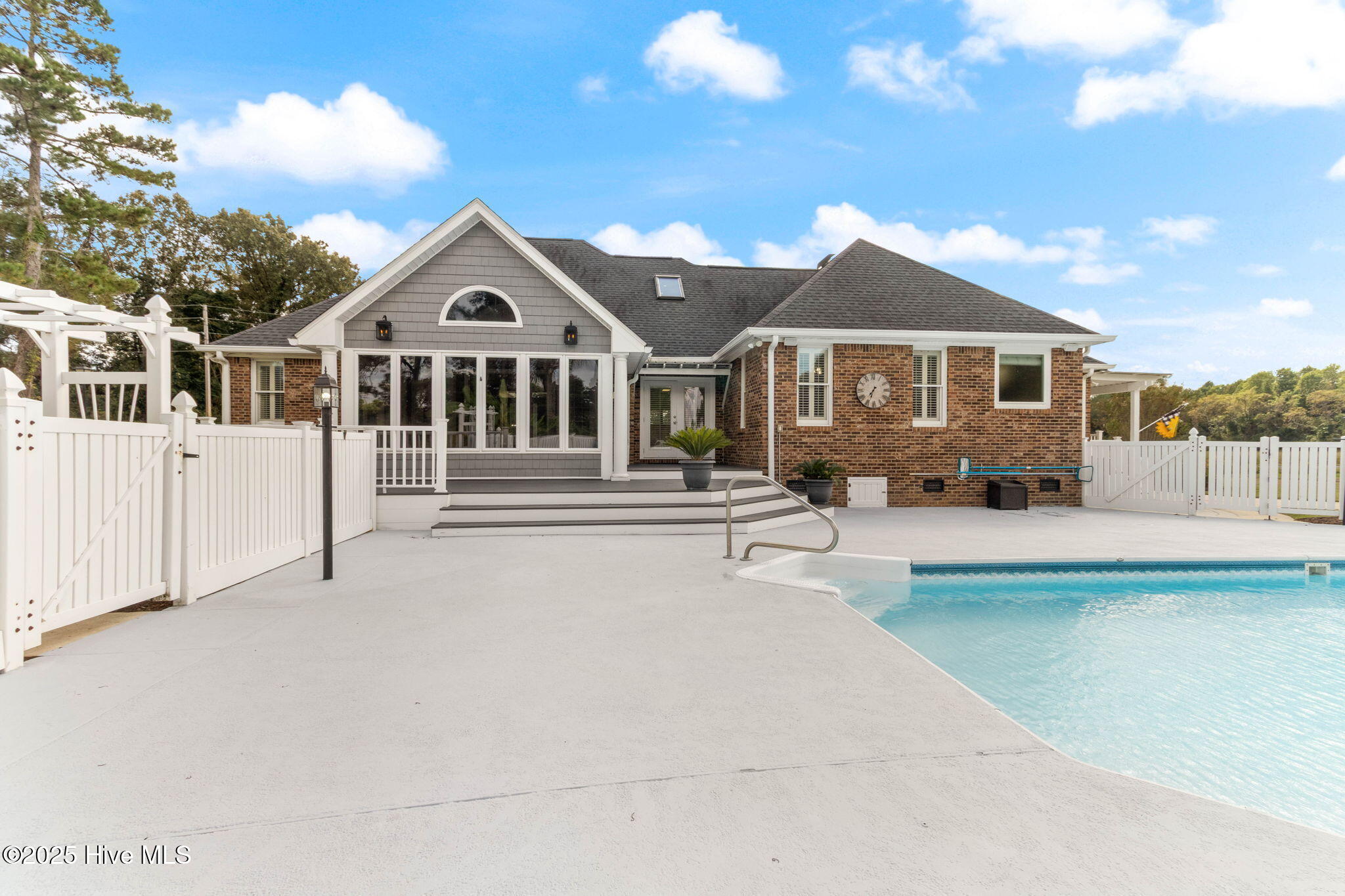 100533905 | Photo 44