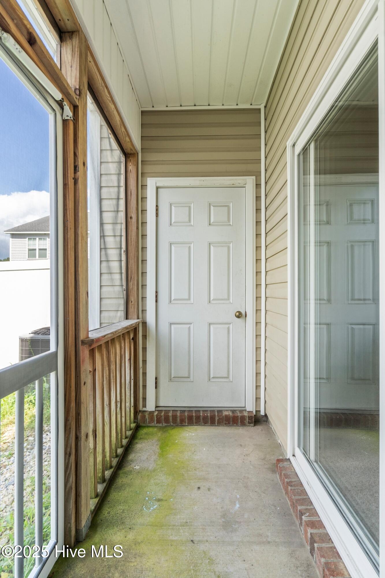 100525972 | Photo 30