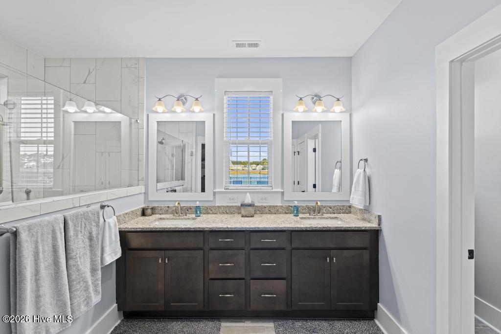 100569844 | Photo 36