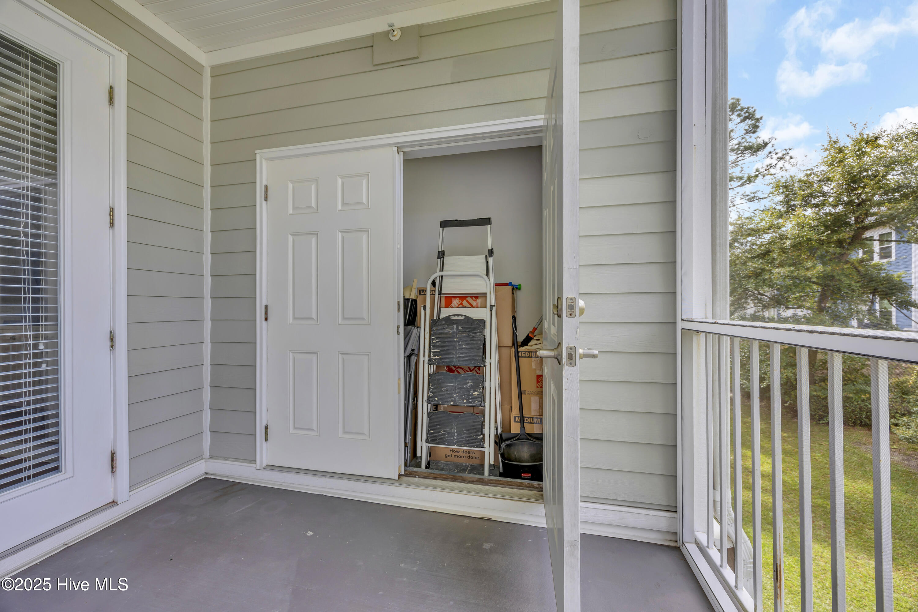 100551709 | Photo 35