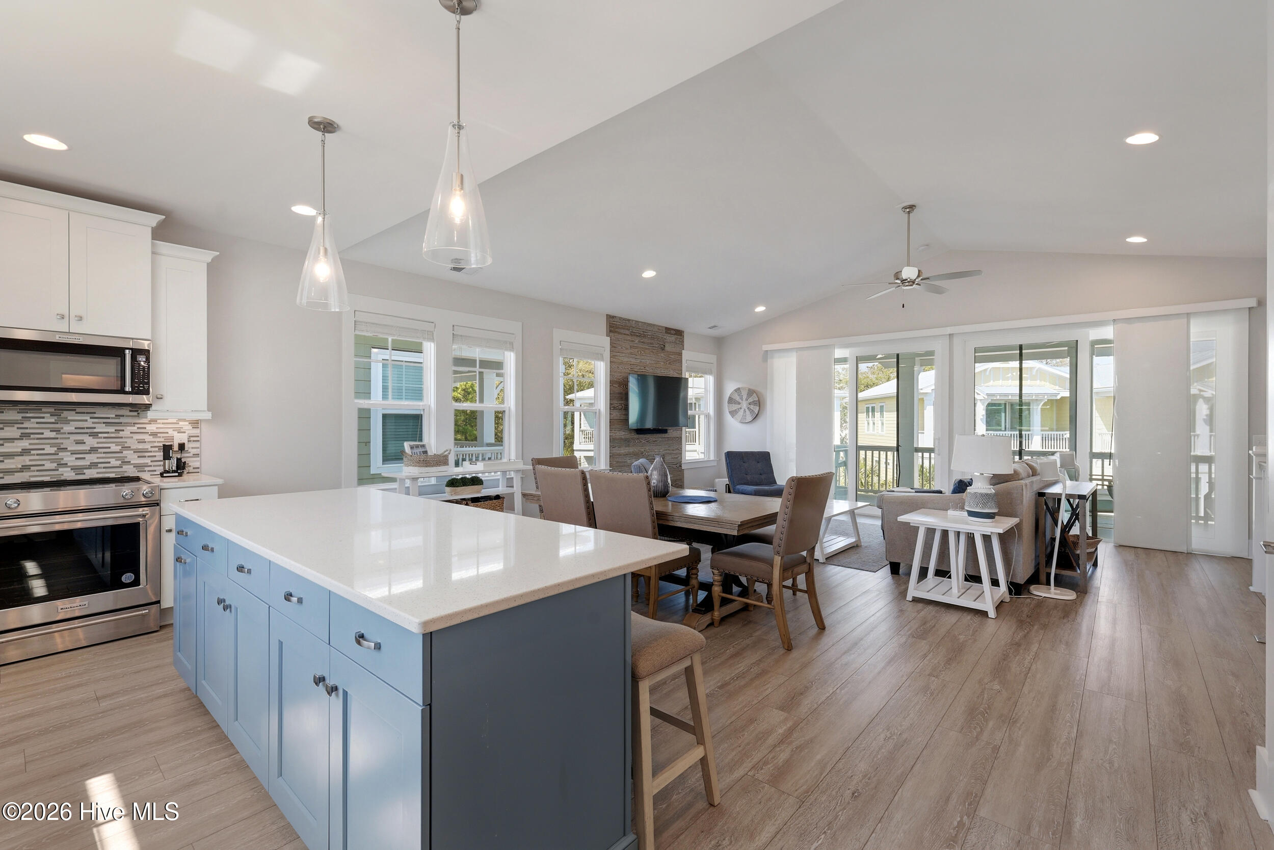 100563355 | Photo 16