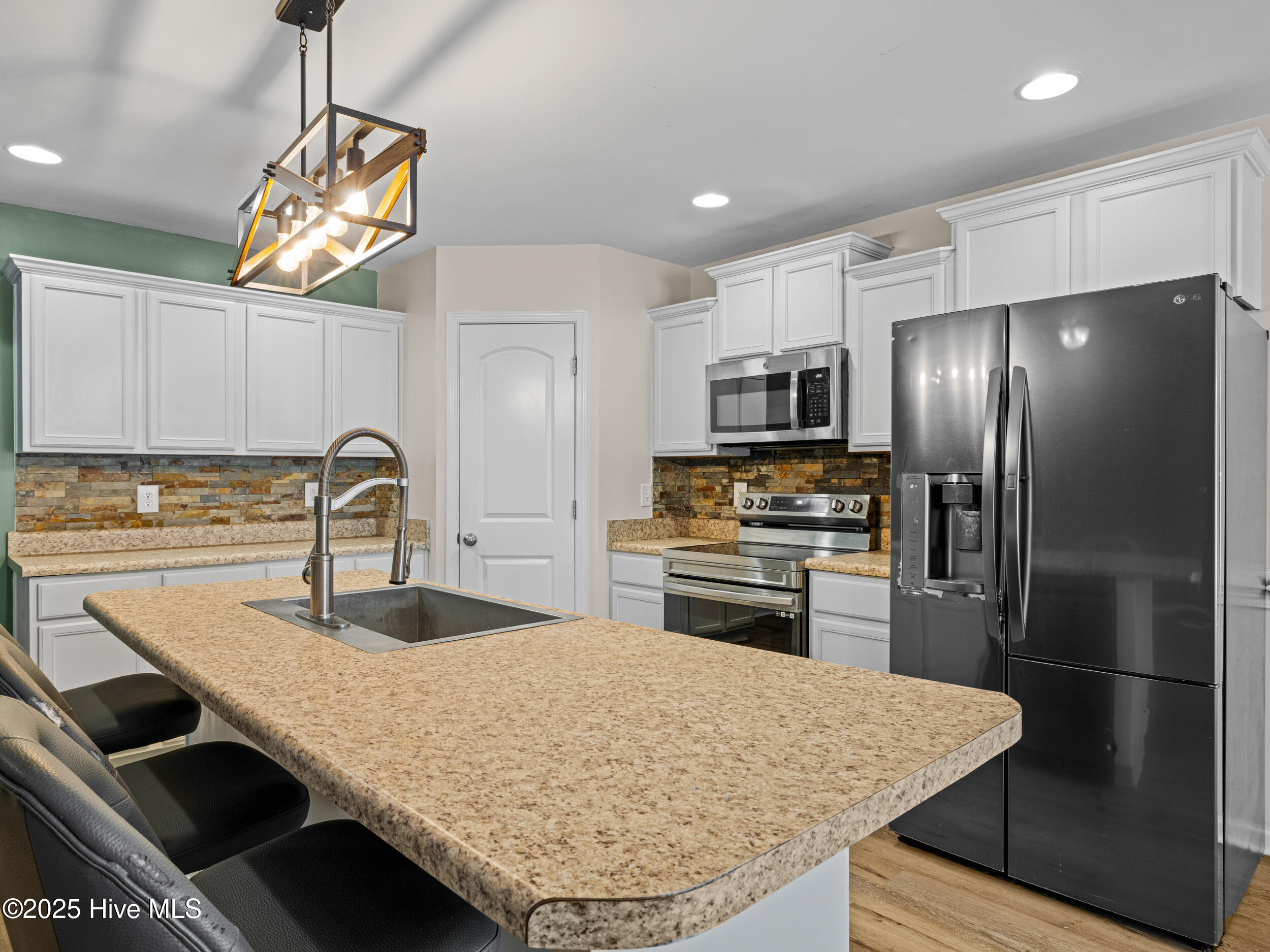 100531847 | Photo 16