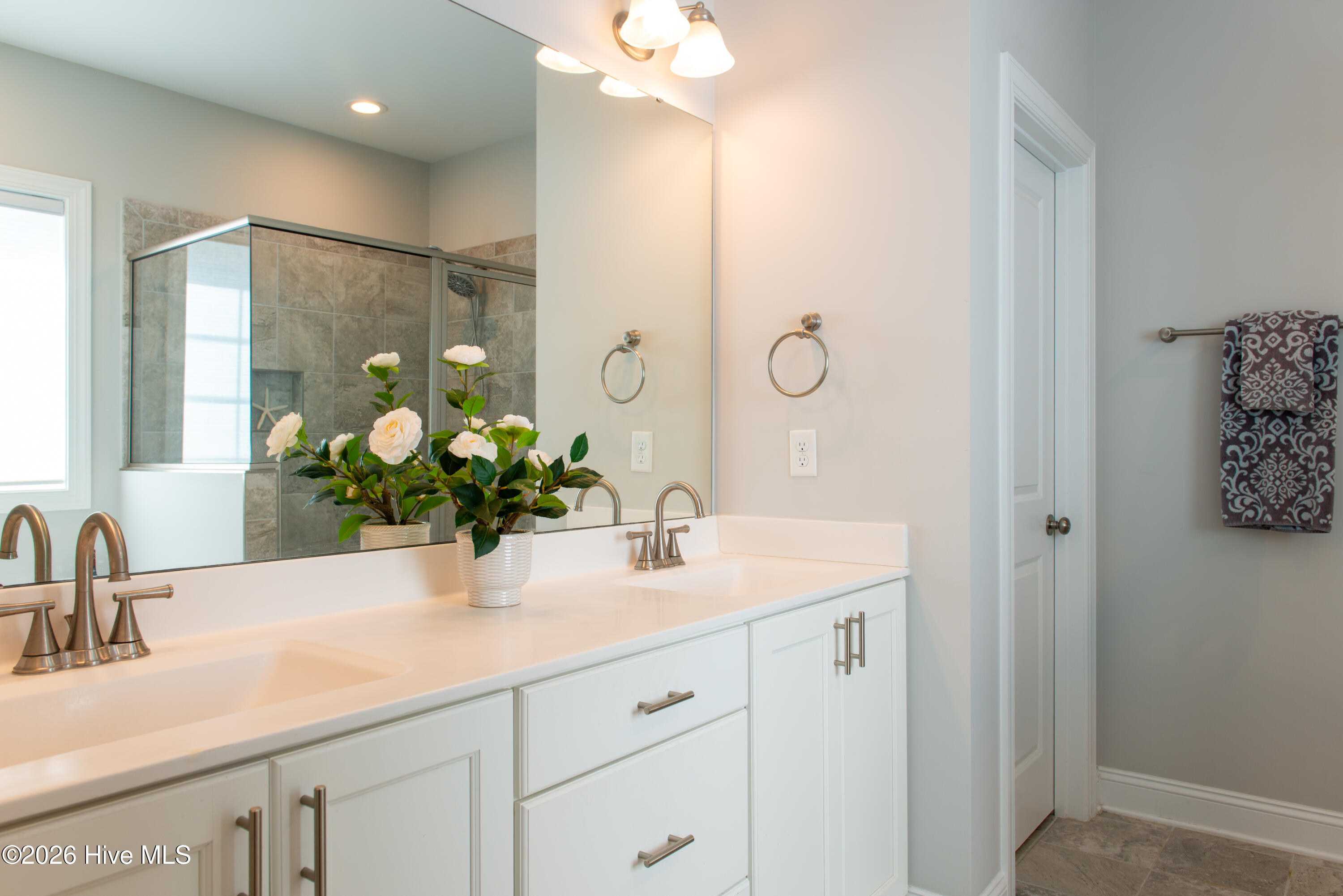 100568036 | Photo 42