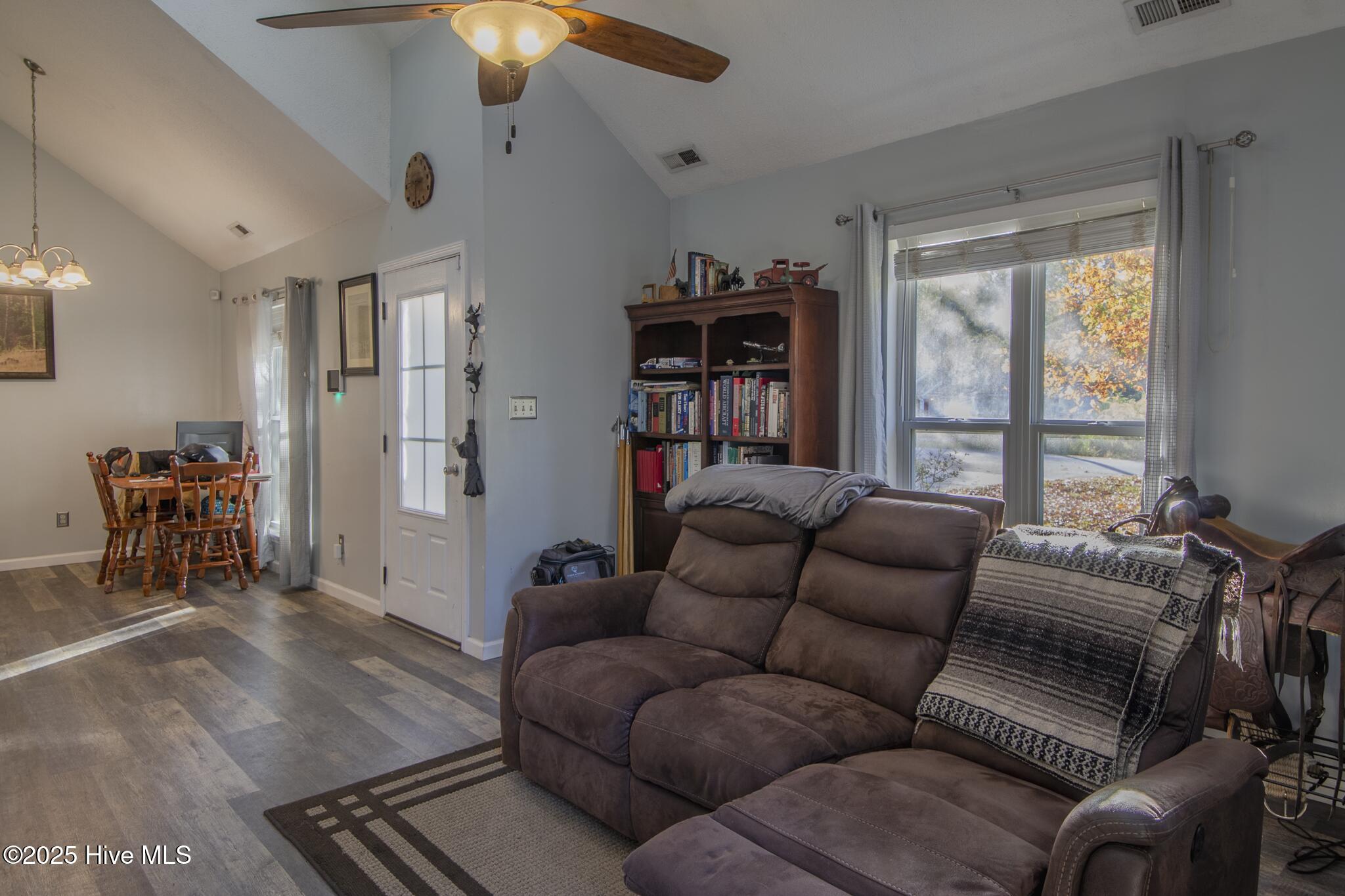 100541041 | Photo 24