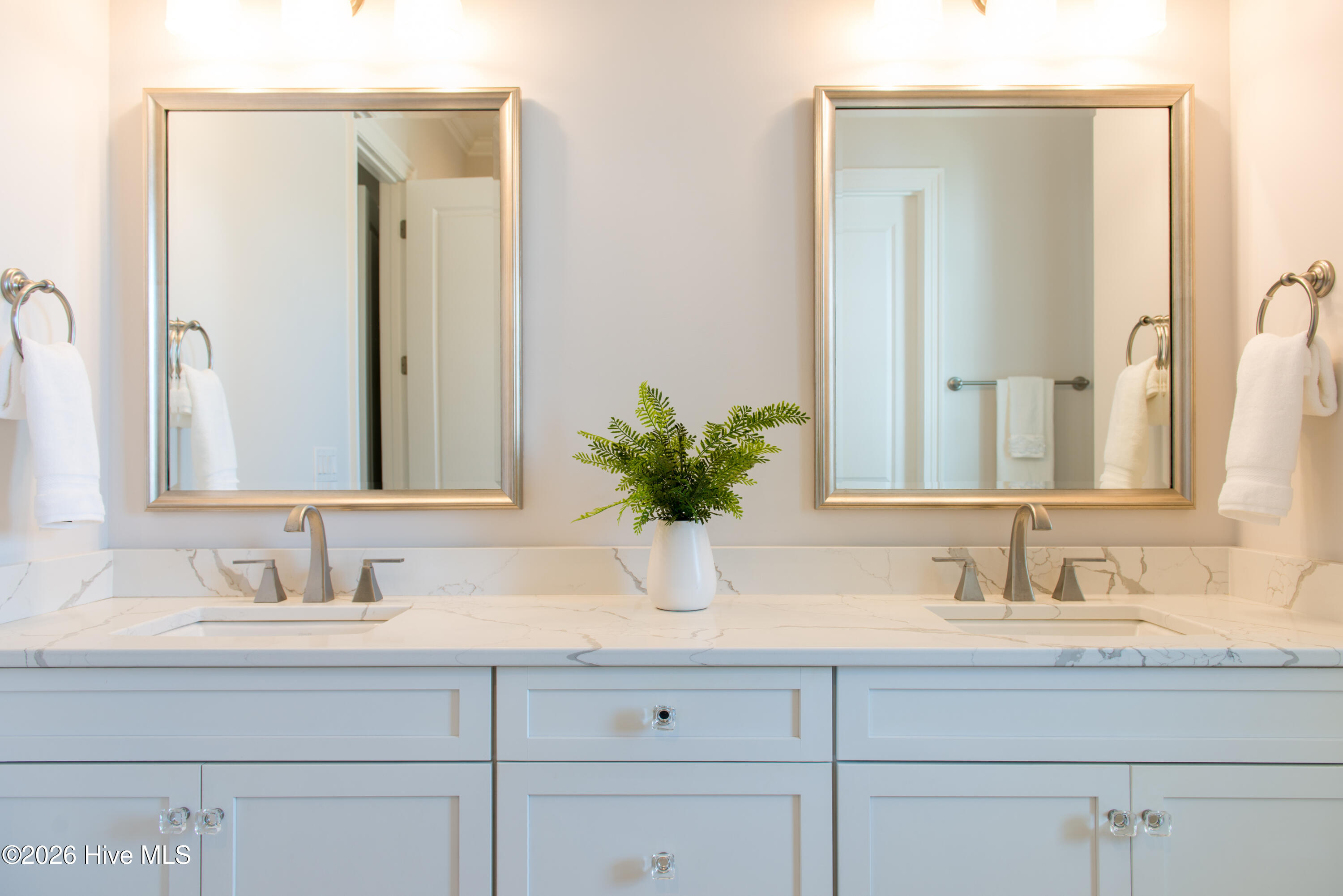 100560299 | Photo 49