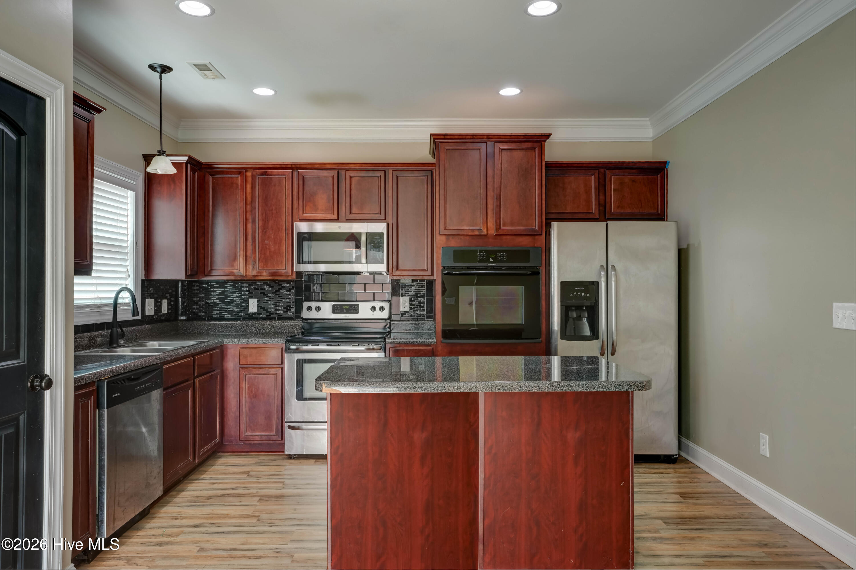 100561600 | Photo 10