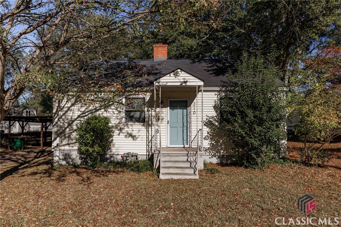 Rare Normaltown cottage available for rent! This well maintained 2 bedroom, 1 bathroom home offers a perfect blend of comfort and space. Great inviting living area with separate dining space, a comfortable kitchen and a large fenced-in backyard, perfect for entertaining or enjoying peaceful moments with the family. Conveniently located on Best Dr, this home provides easy access to Bishop Park, Prince Ave shopping and restaurants, Health Sciences Campus, Piedmont Athens Regional and Bishop Park. Zoned for acclaimed Johnnie Lay Burks Elementary (formerly Chase Elementary). The vibrant community and friendly neighborhood make it an ideal place to call home. AVAILABLE NOW.