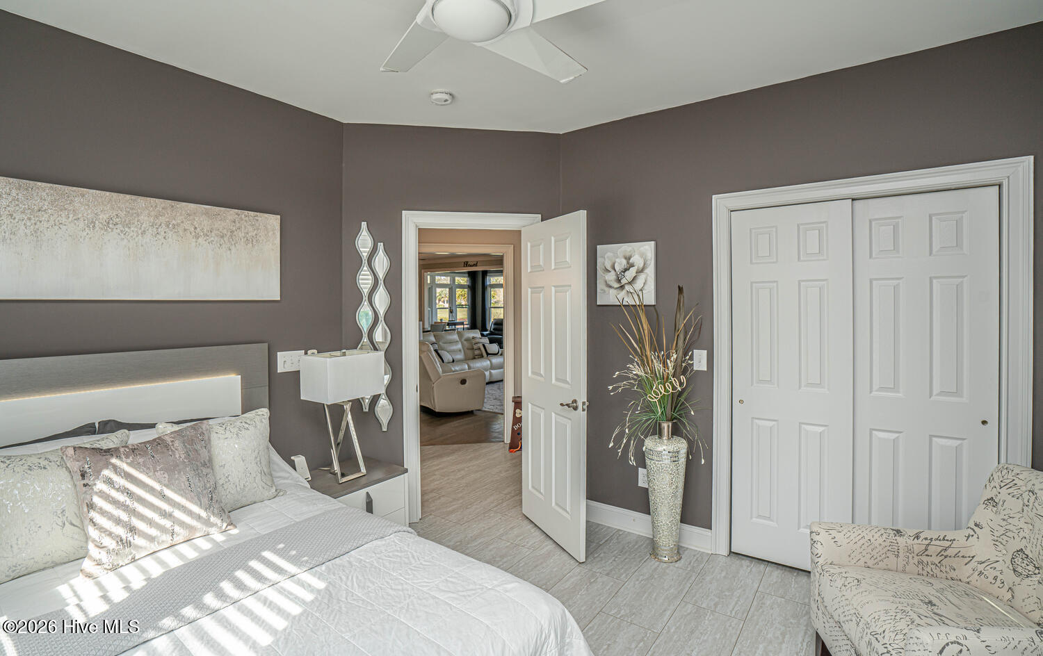 100561911 | Photo 45