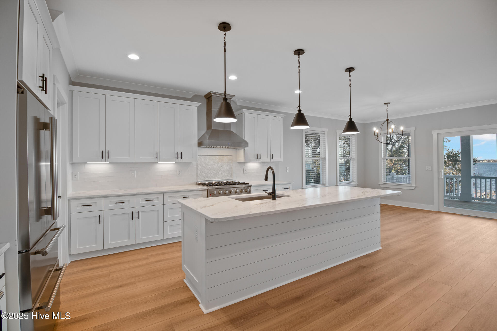 100545978 | Photo 37