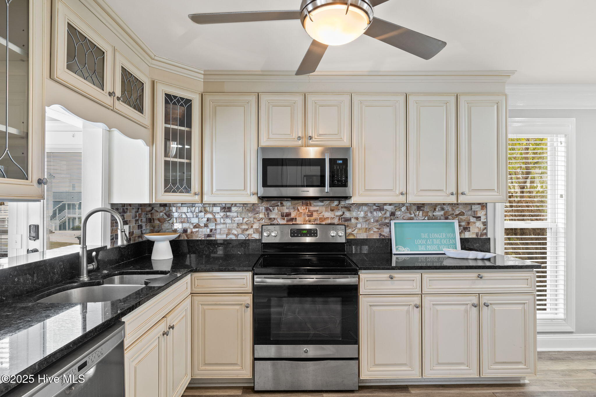 100544859 | Photo 18