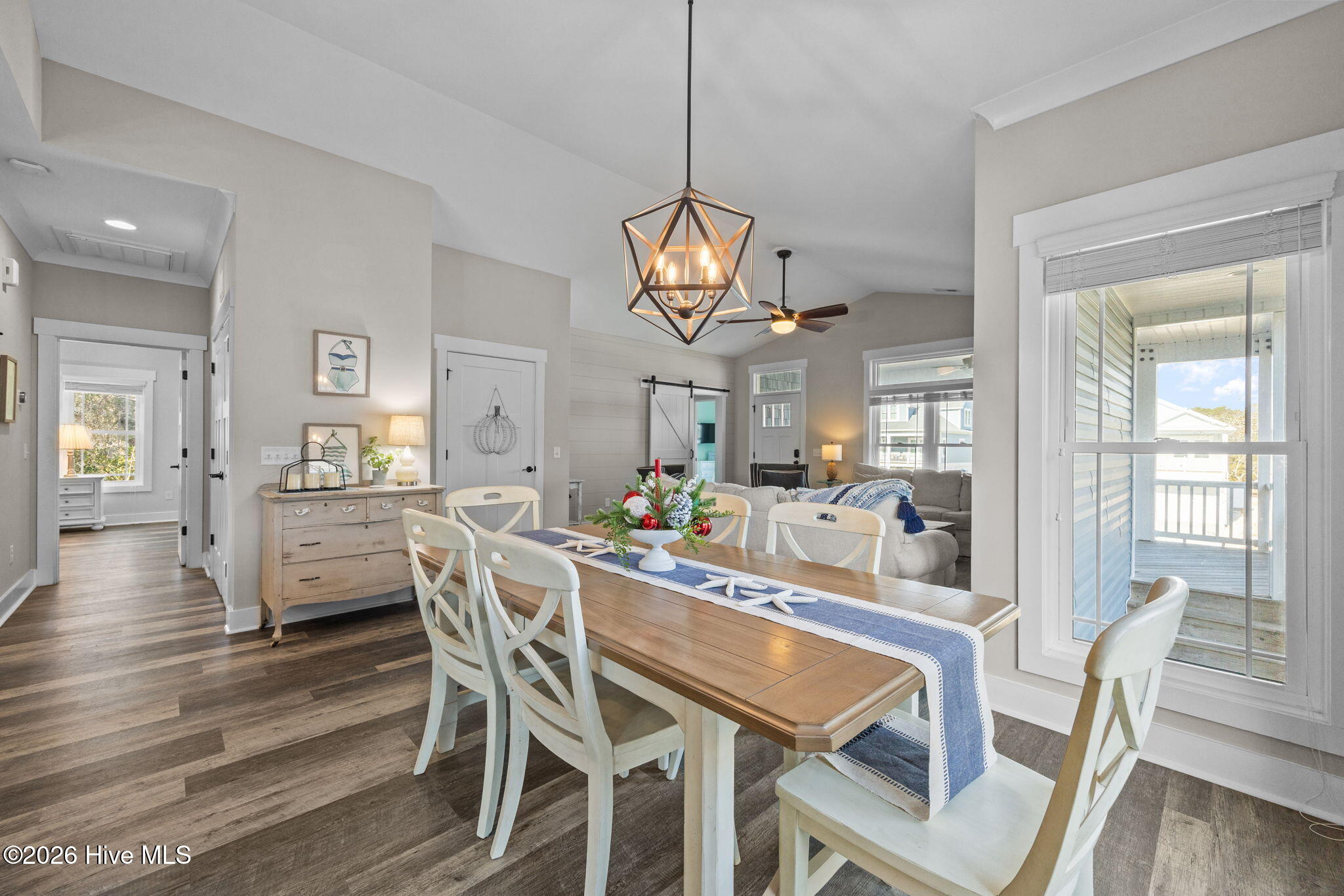 100548443 | Photo 14