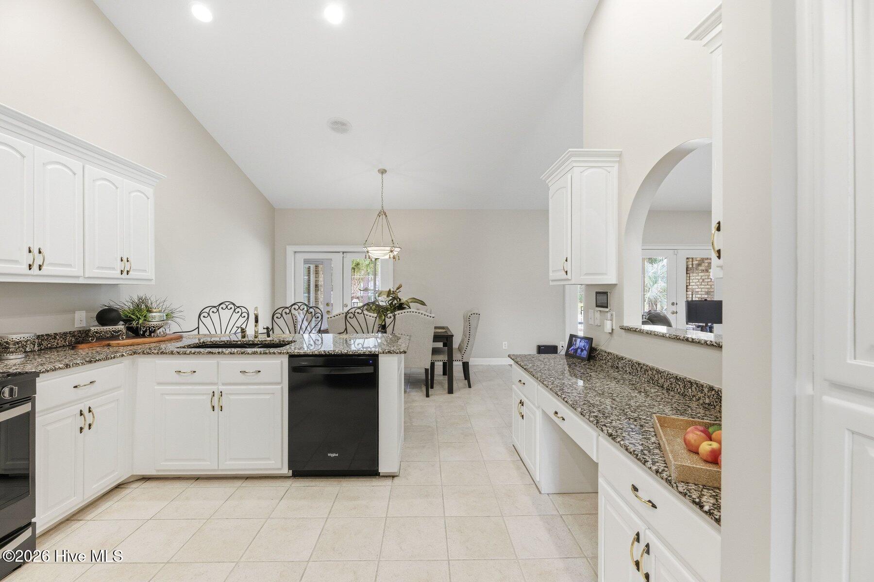 100563344 | Photo 14