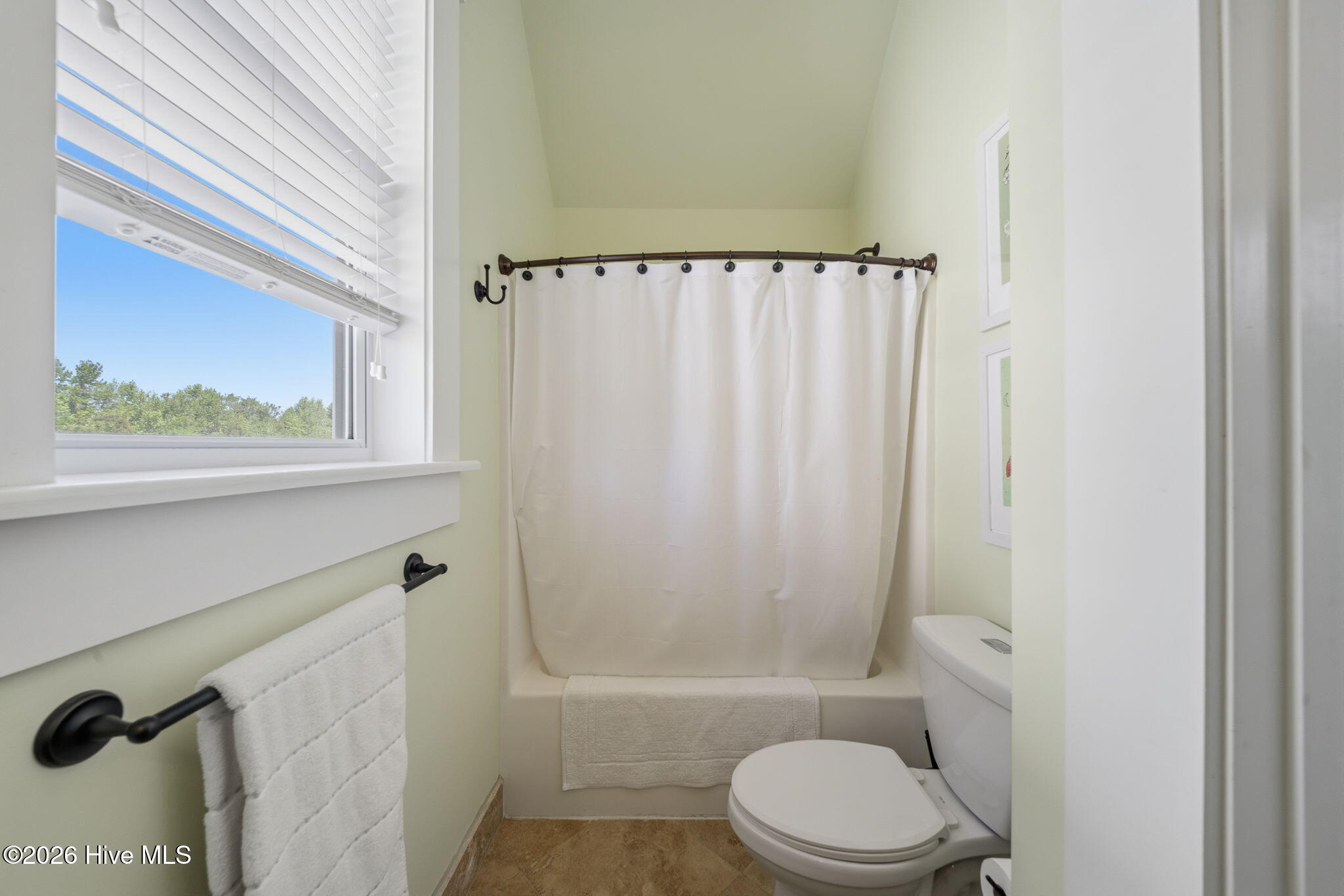 100568047 | Photo 33