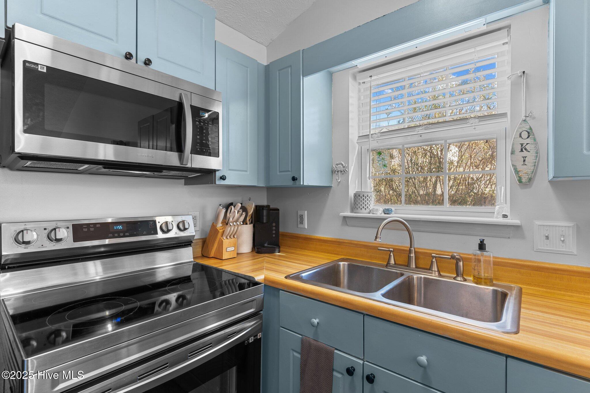 100557210 | Photo 12