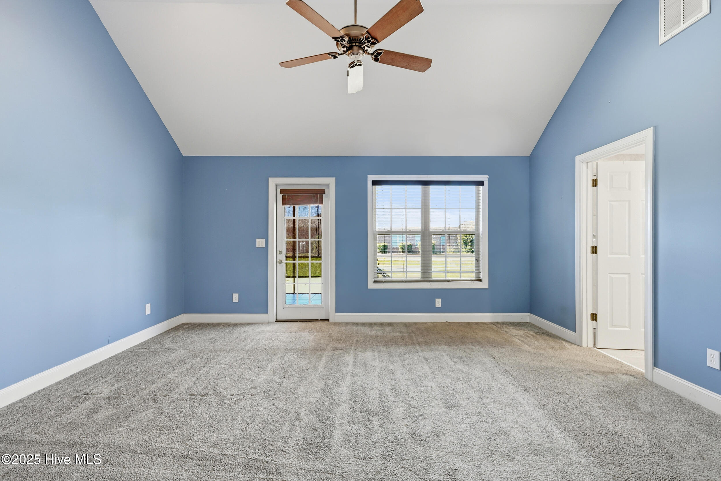 100536932 | Photo 11