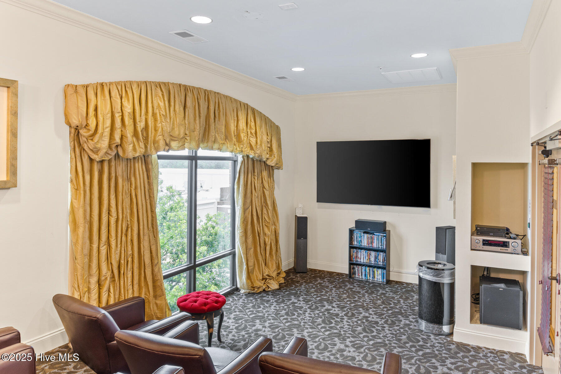 100518149 | Photo 35