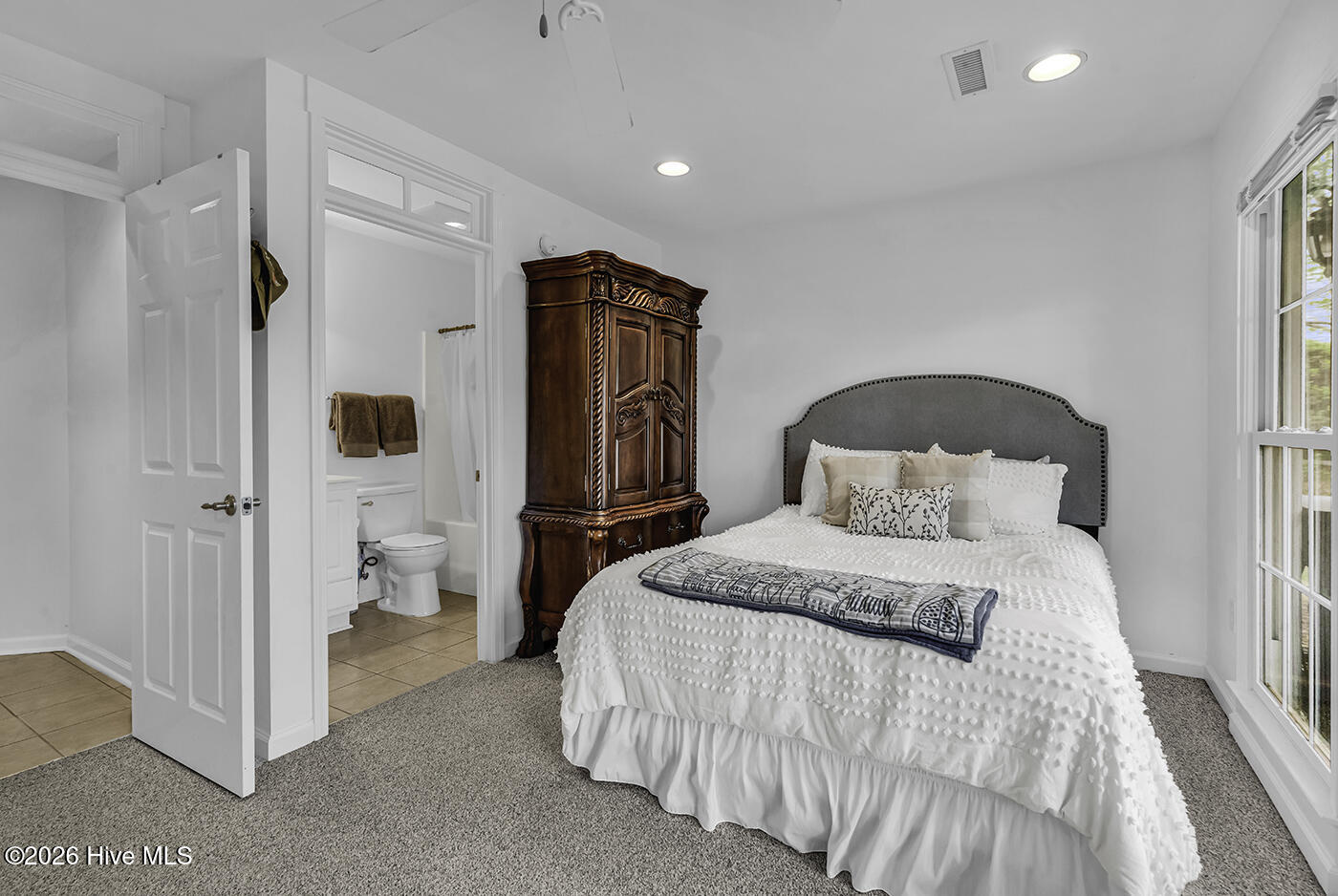 100566110 | Photo 18