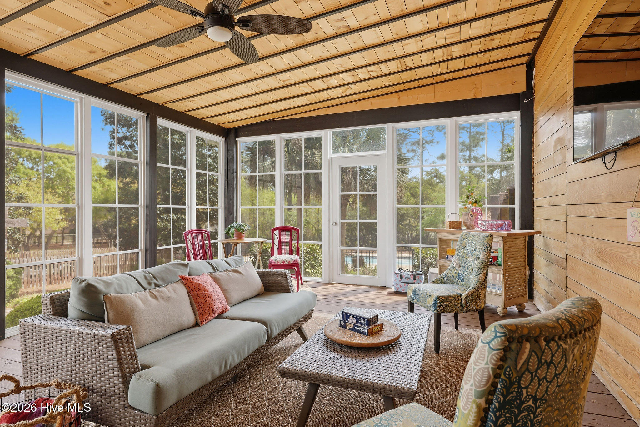 100565537 | Photo 44