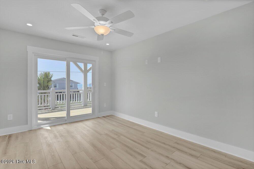 100552100 | Photo 36