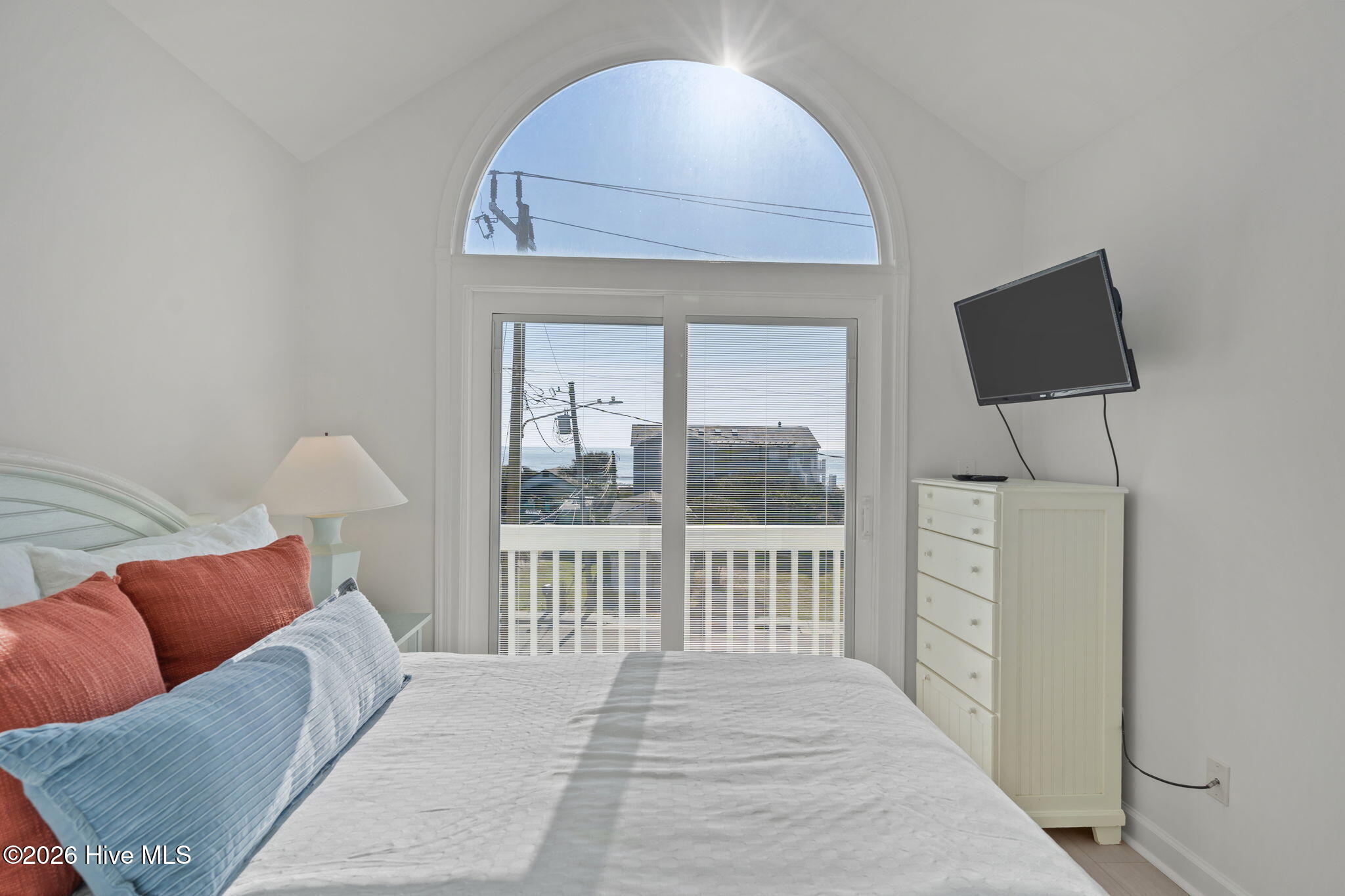 100563044 | Photo 35