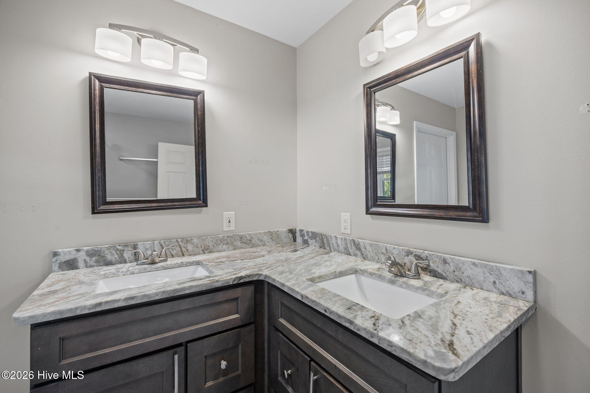 100562529 | Photo 24