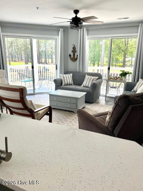 100561049 | Photo 22