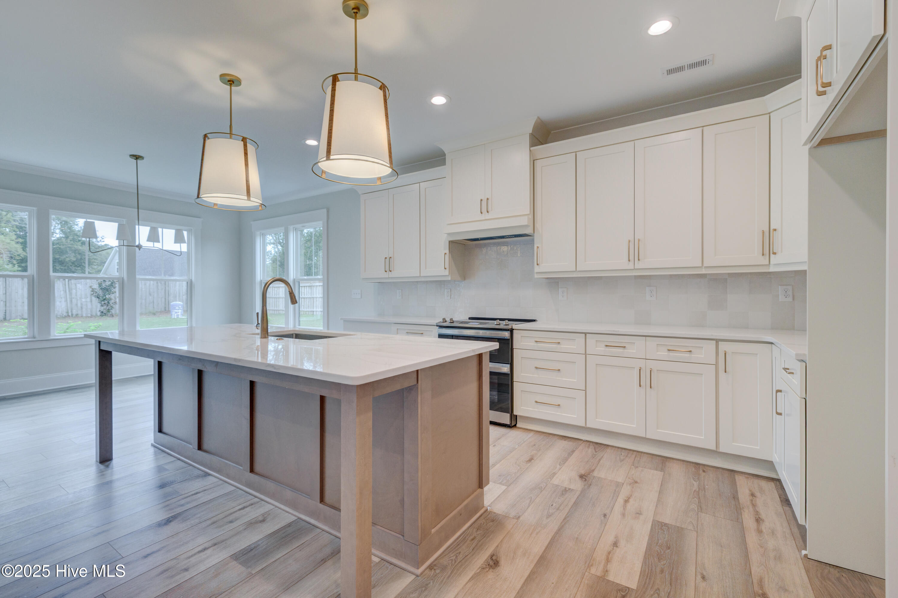 100526920 | Photo 13