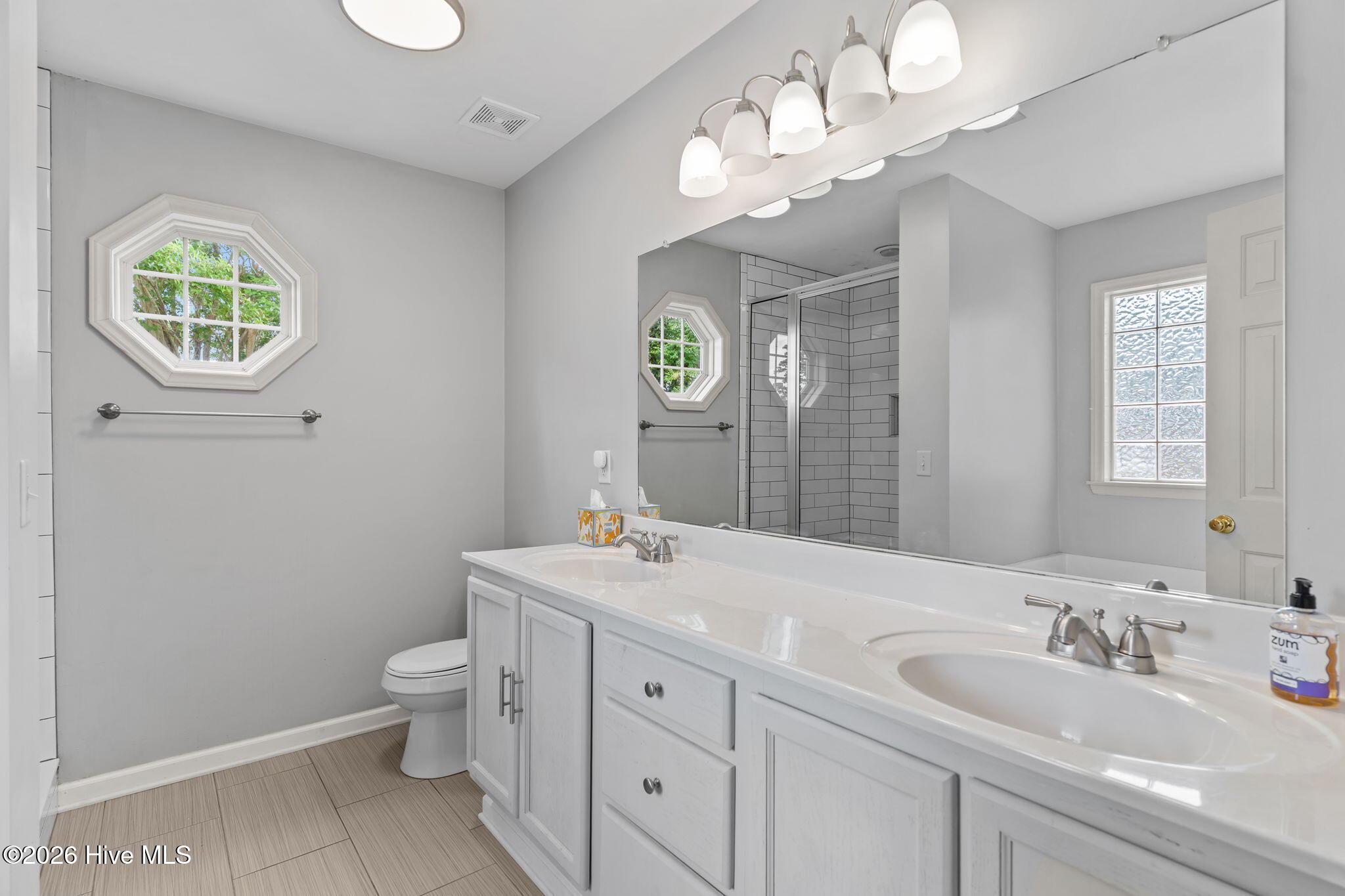 100569339 | Photo 28