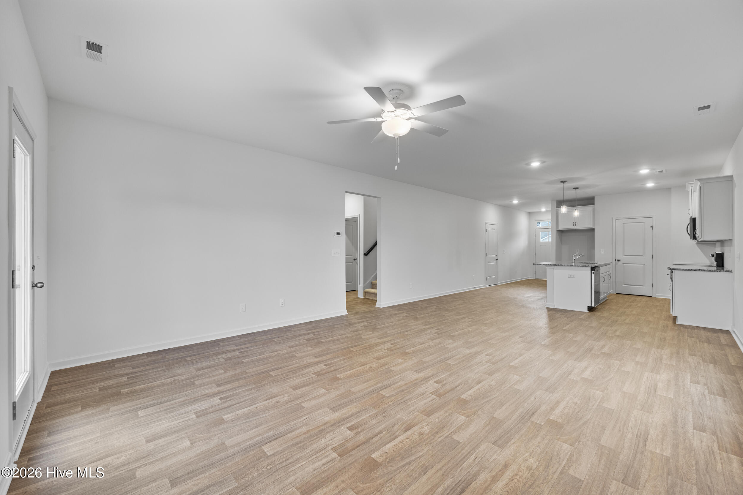 100546930 | Photo 16